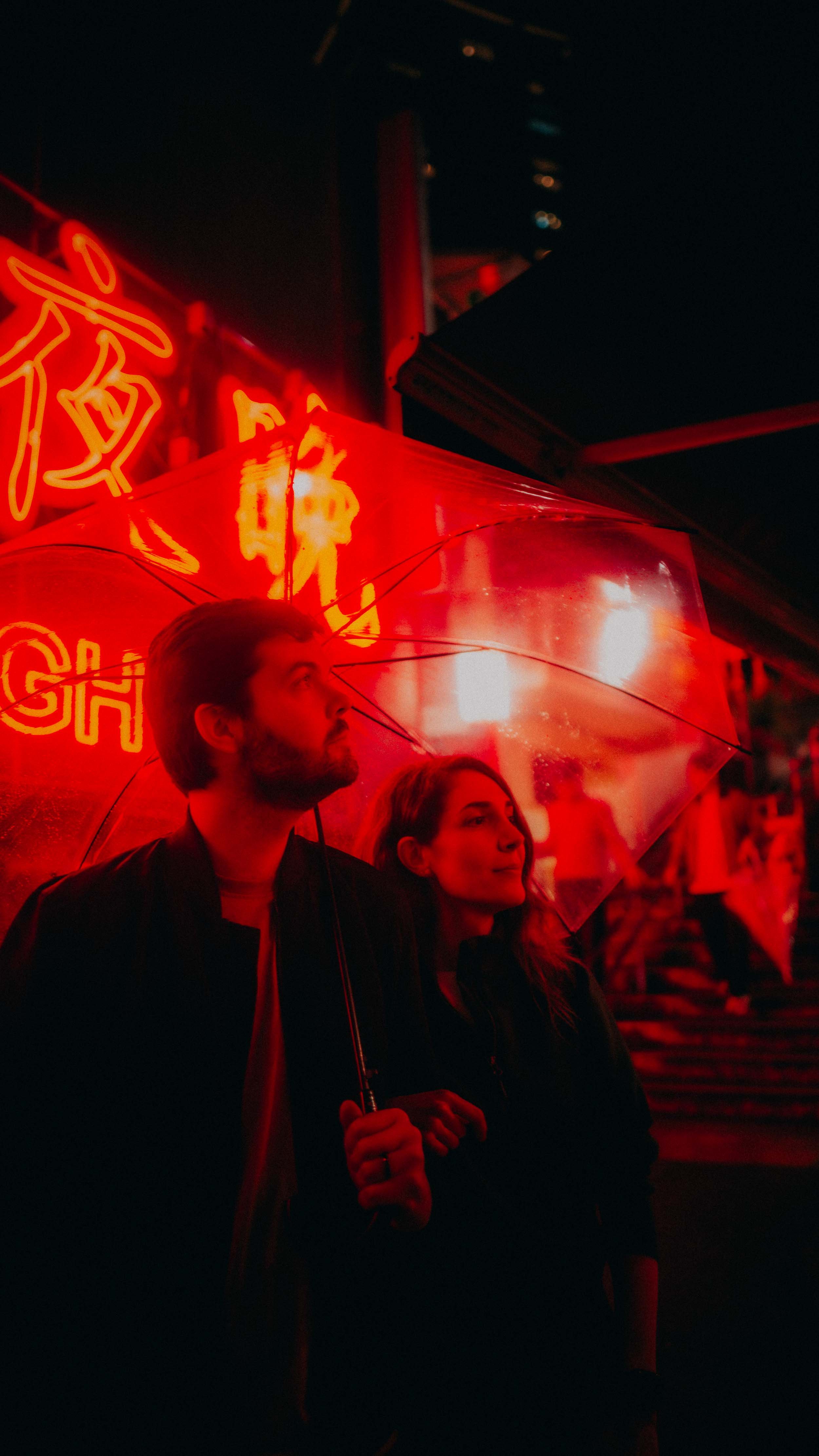 11-tokyo-coupleshoot-shibuya-redneon-closeportrait-leicaq3.jpg