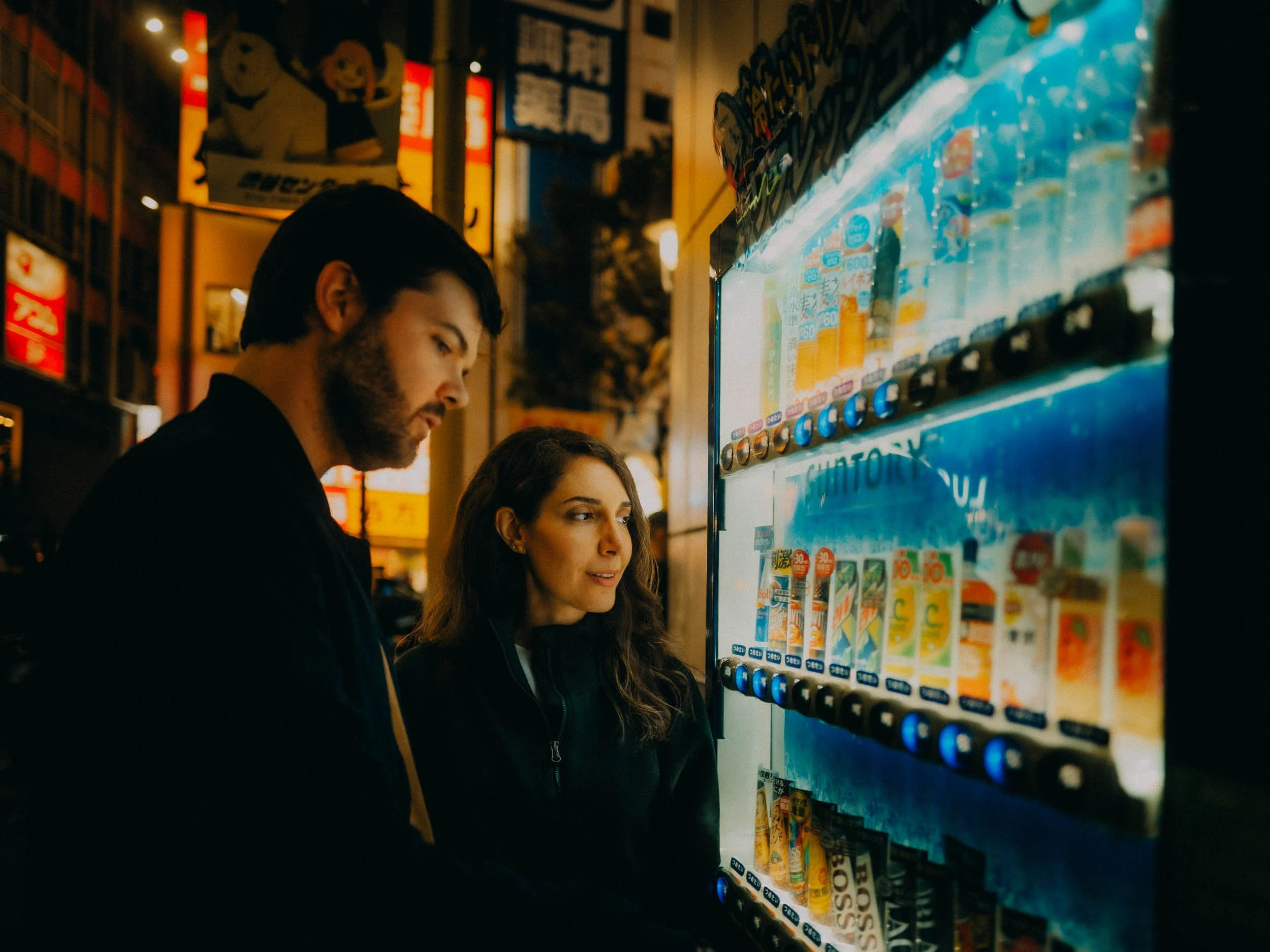 32-tokyo-coupleshoot-shibuya-vendingmachine-selection-leicaq3.jpg