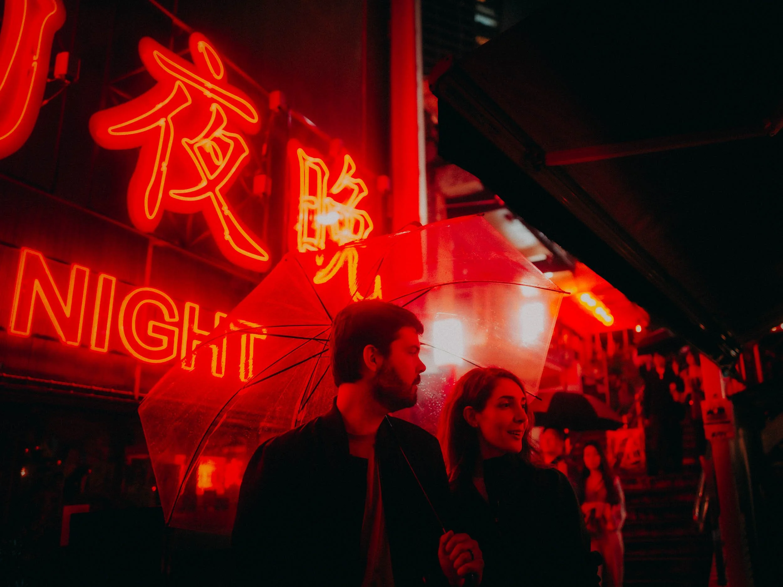 33-tokyo-coupleshoot-shibuya-redneon-umbrellaportrait-leicaq3.jpg