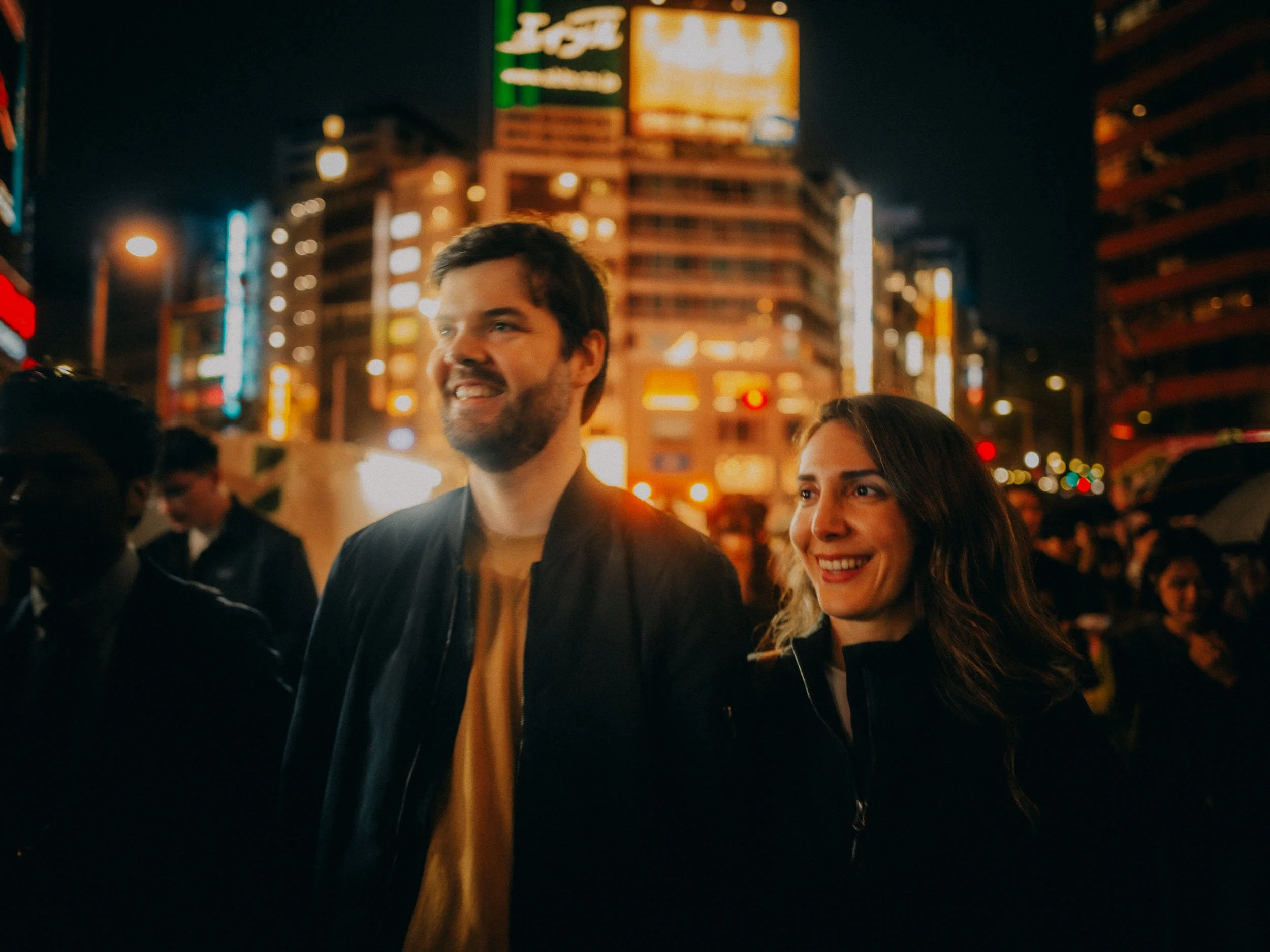 36-tokyo-coupleshoot-shibuya-citylights-candidwalk-leicaq3.jpg