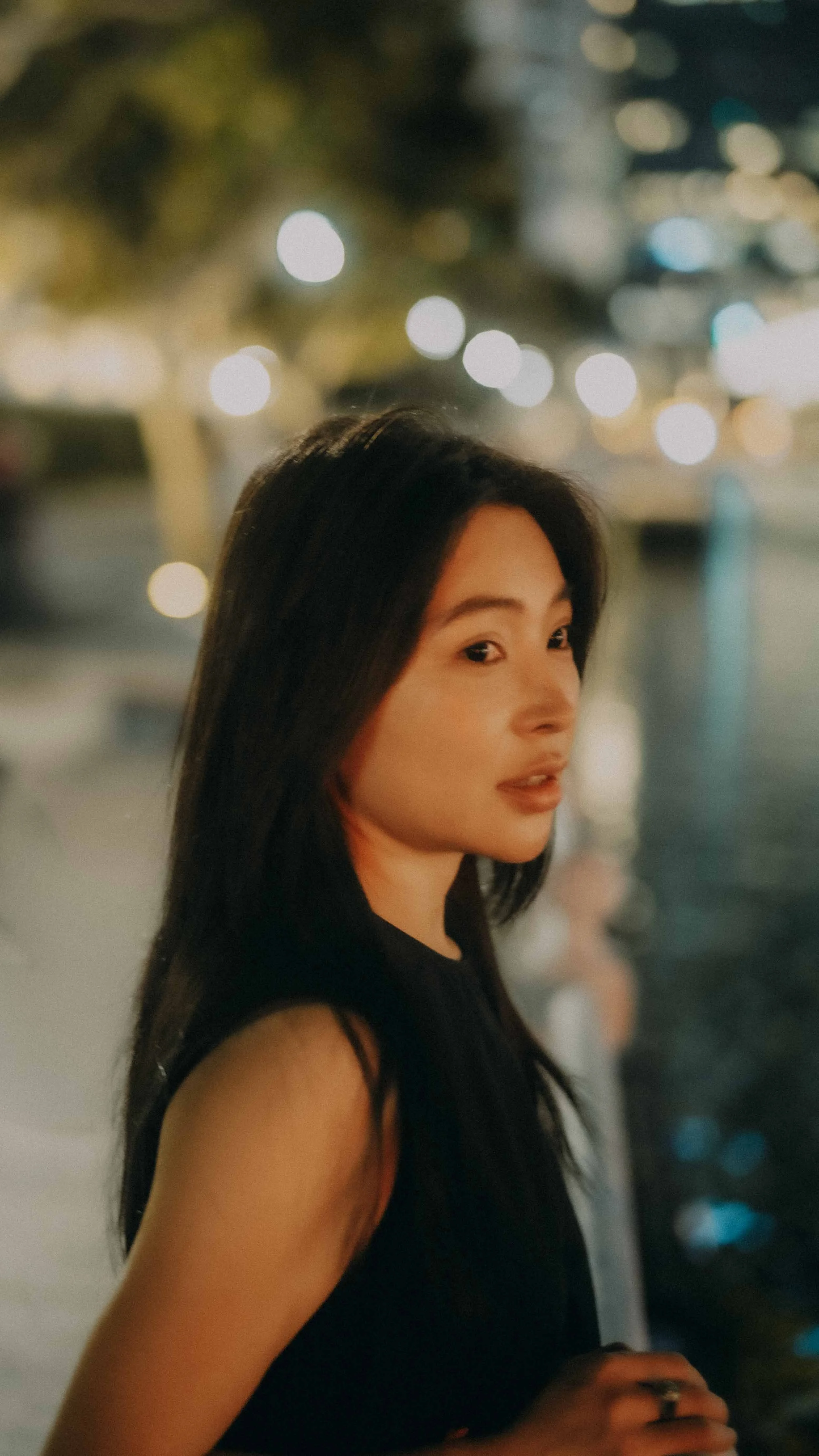 3-singapore-portrait-boatquay-night-overtheshoulder-leicasl3s.jpg