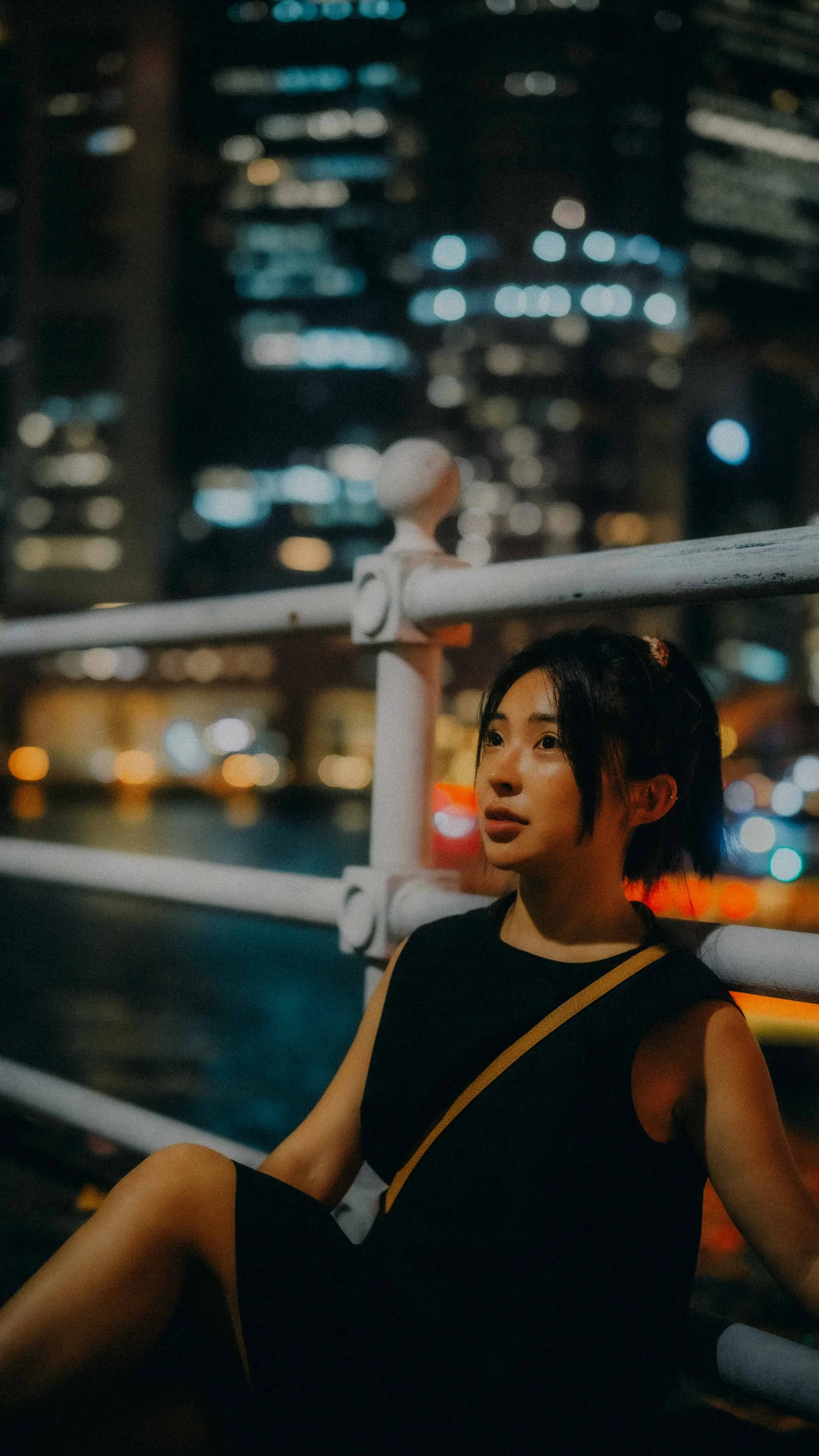 5-singapore-portrait-cbdskyline-night-seatedrailing-leicasl3s.jpg