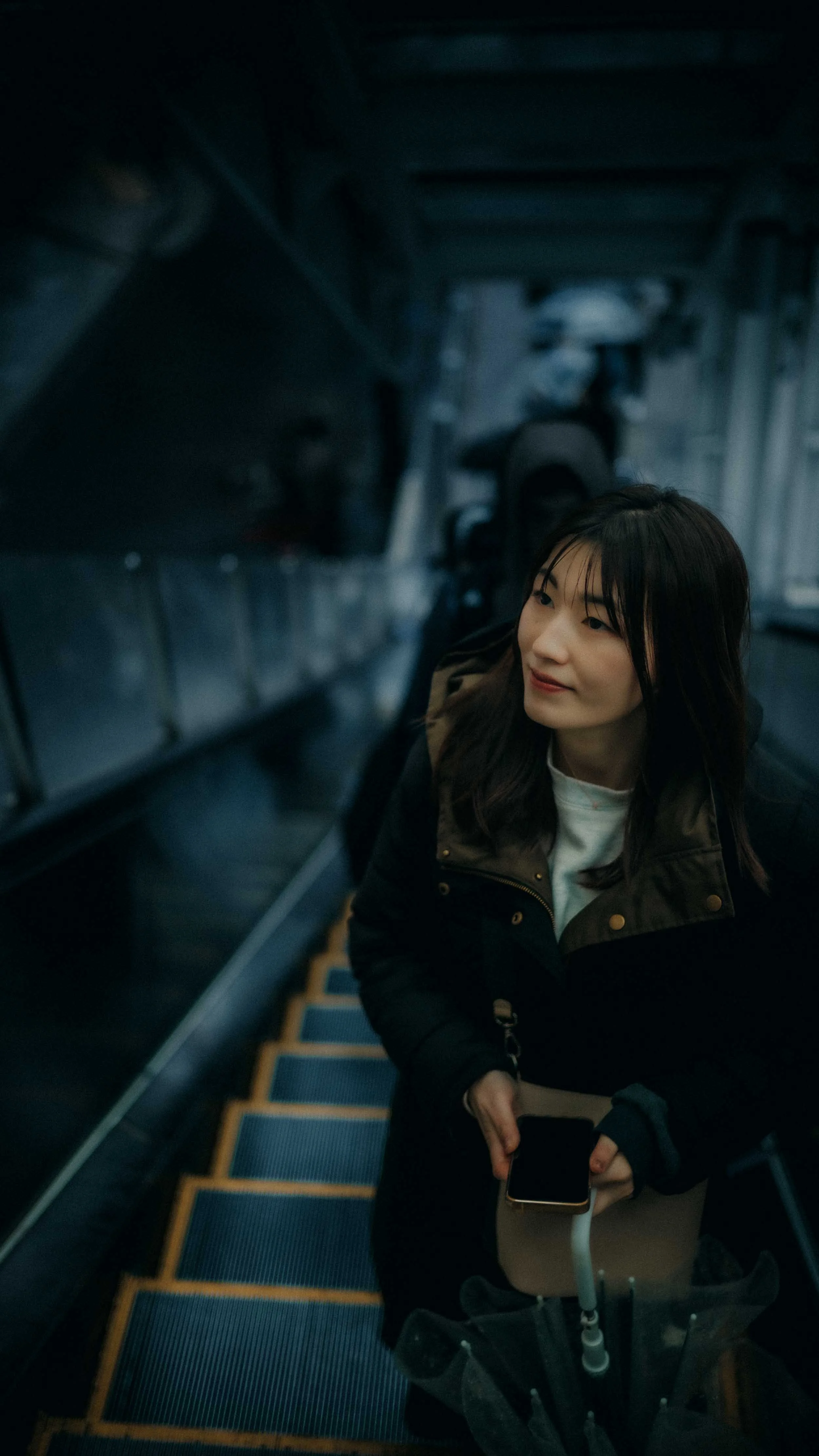 3-tokyo-portrait-shinjuku-escalator-upwardgaze-leicasl2.jpg