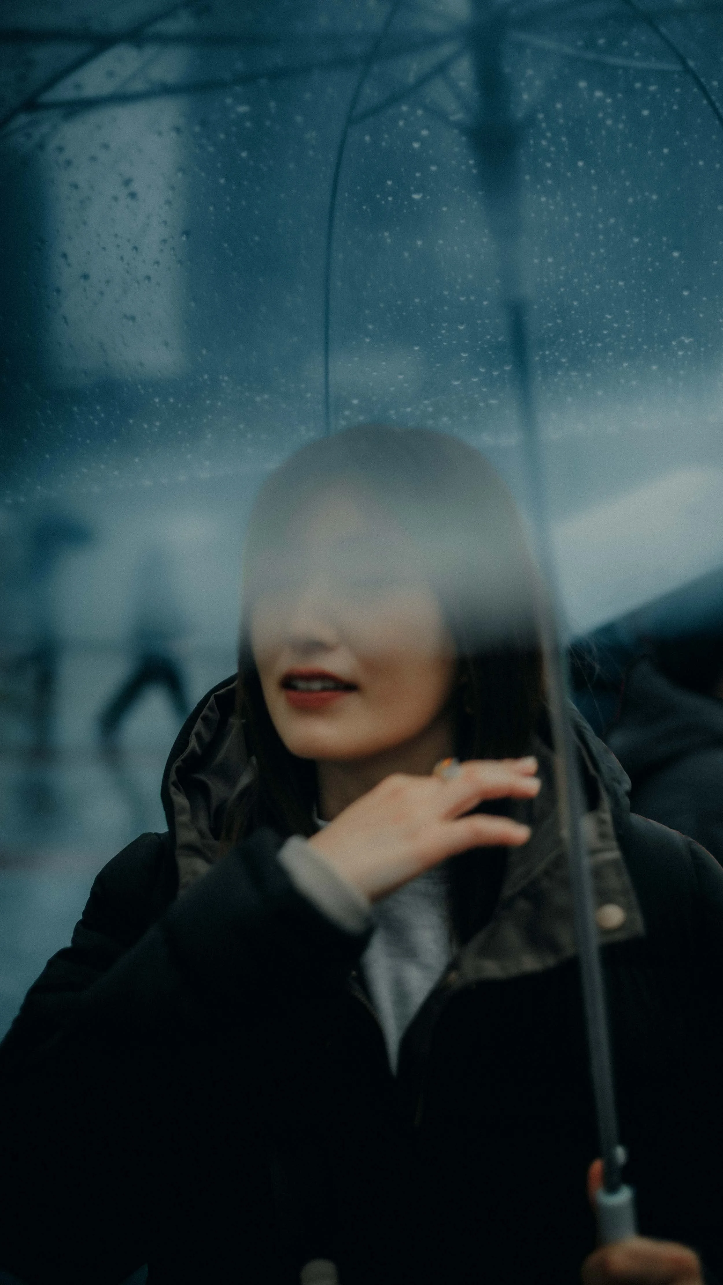 4-tokyo-portrait-shinjuku-rain-throughumbrella-leicasl2.jpg