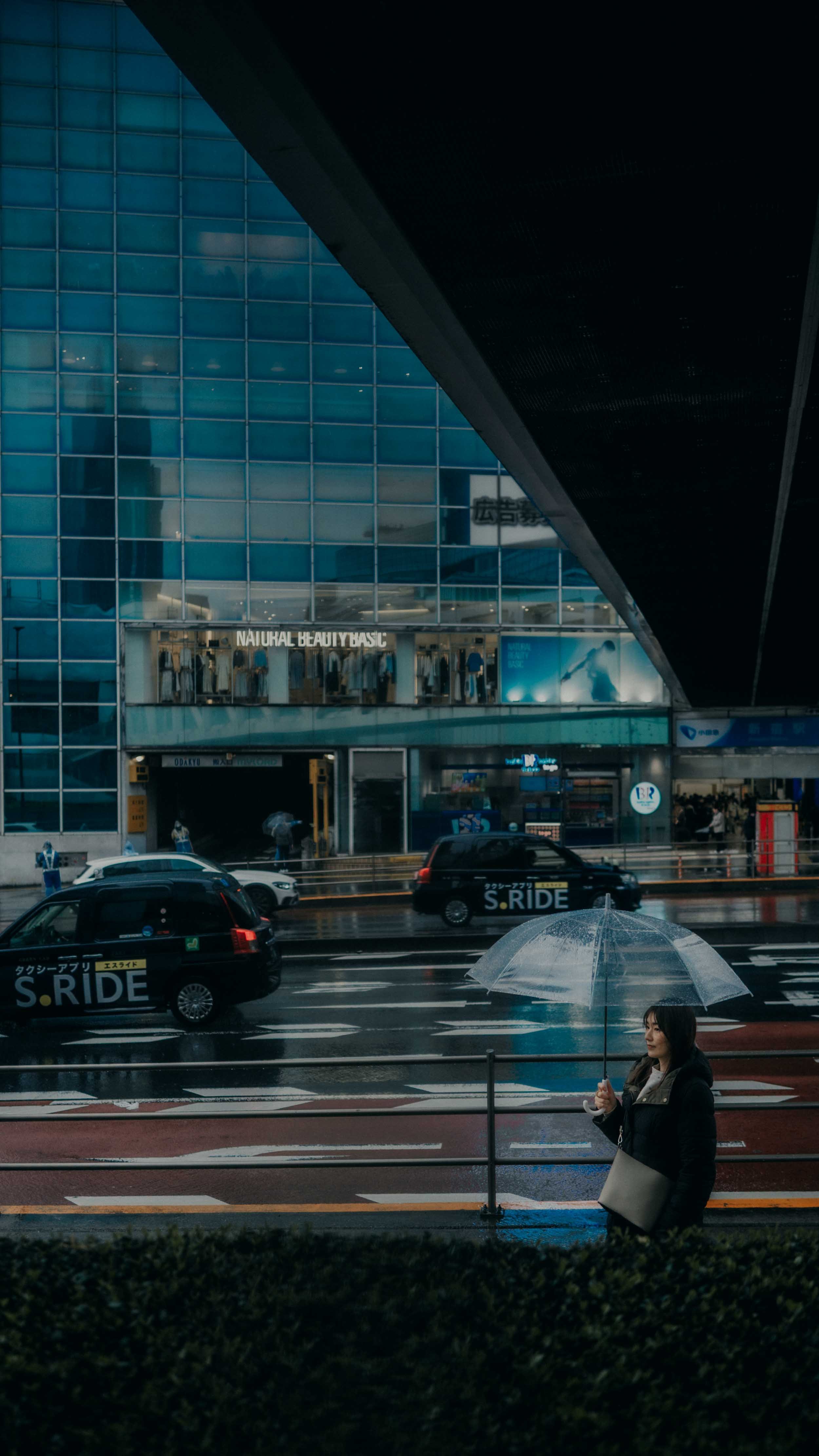 9-tokyo-portrait-shinjuku-rain-wideframe-taxis-leicaq3.jpg