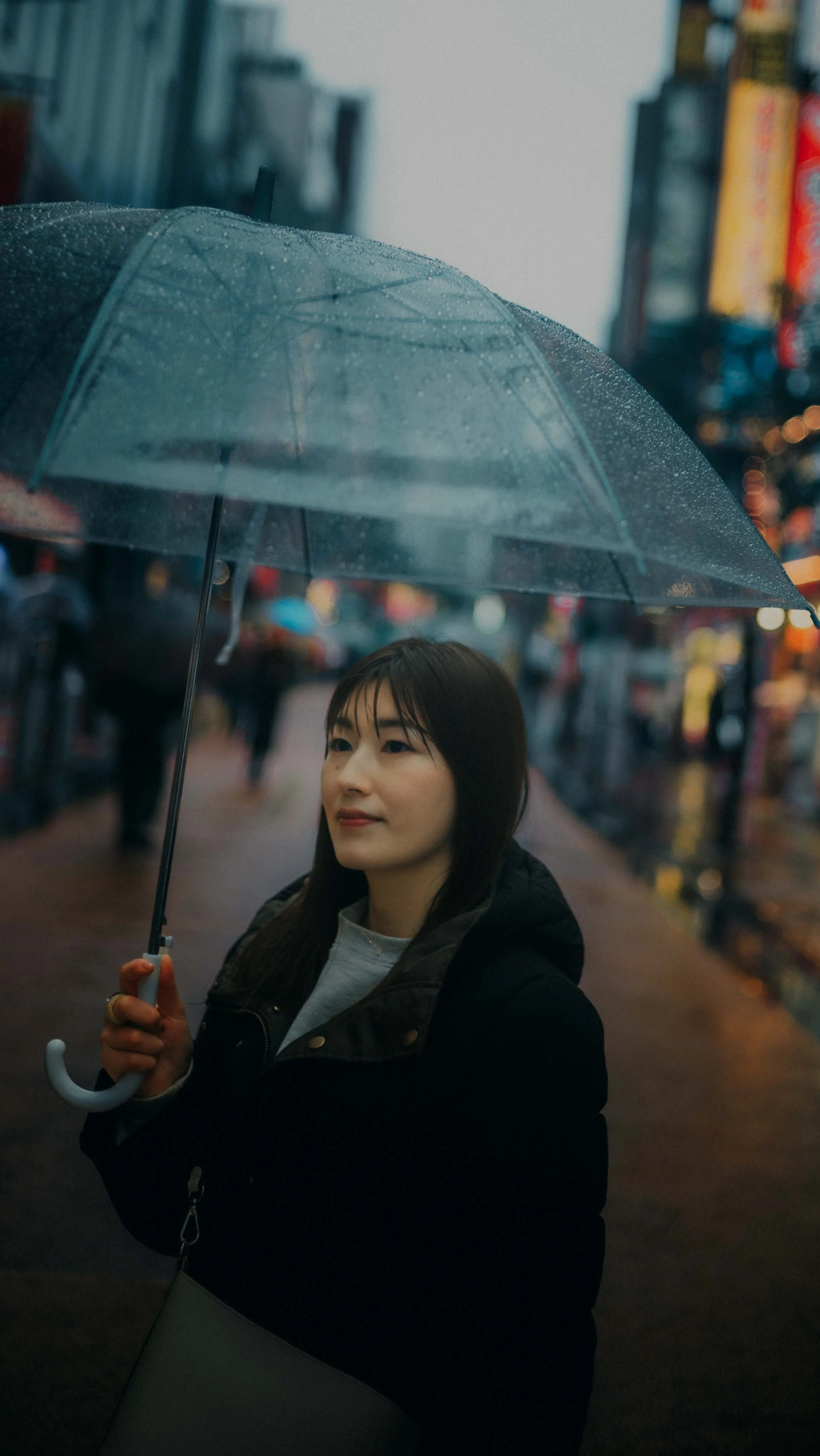 10-tokyo-portrait-shinjuku-rain-umbrella-upwardgaze-leicasl2.jpg