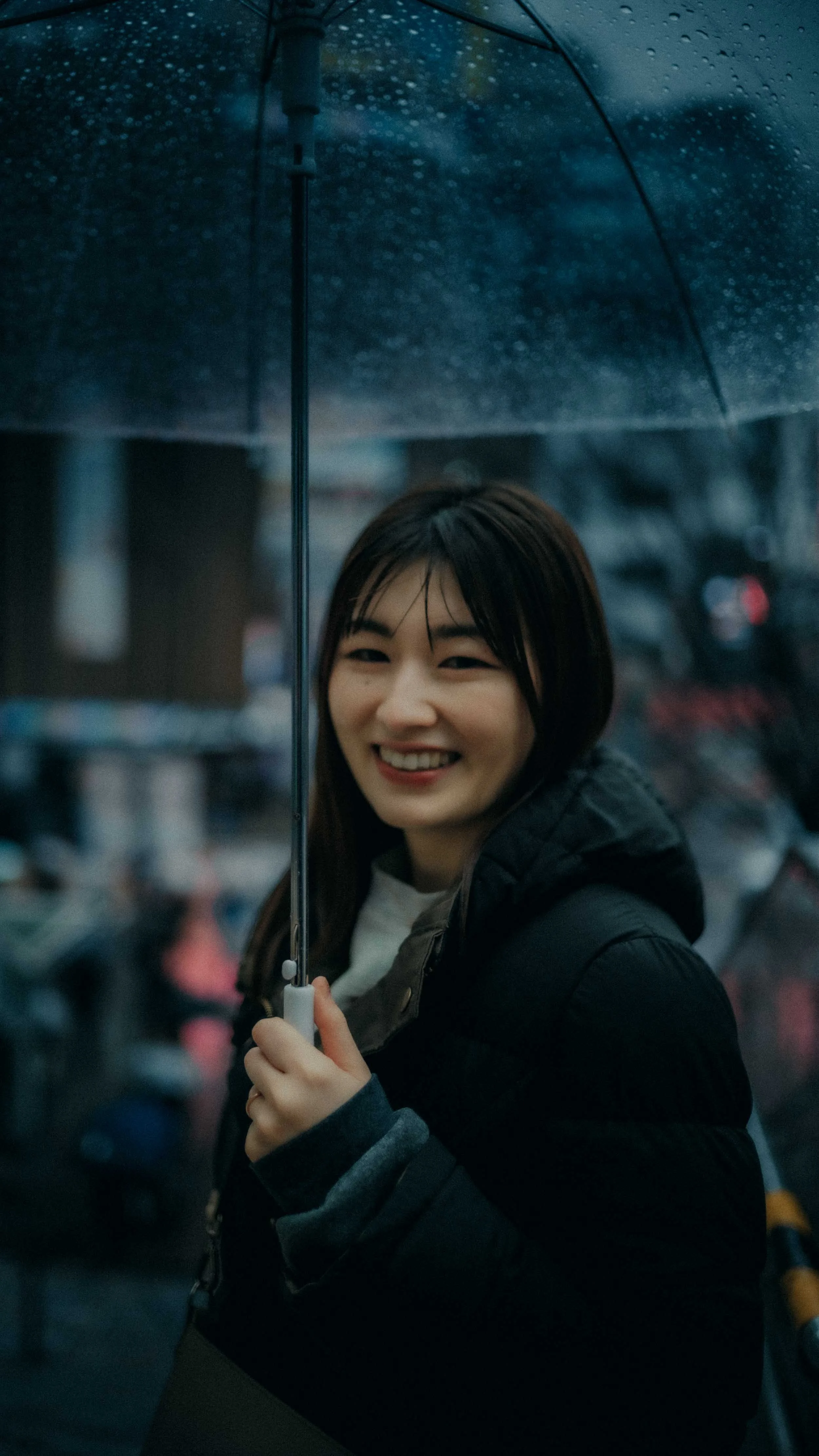 12-tokyo-portrait-shinjuku-rain-umbrella-smile-leicasl2.jpg