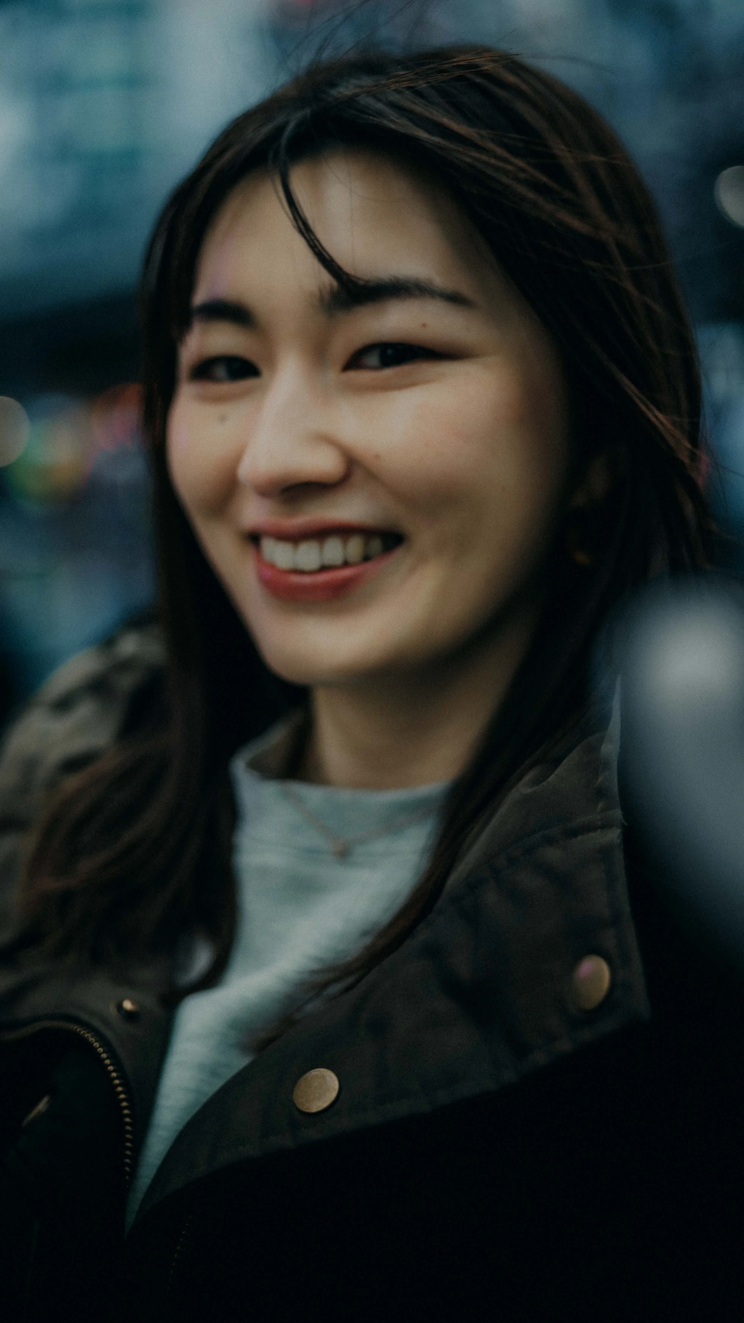 13-tokyo-portrait-shinjuku-rain-closeup-smile-leicasl2.jpg