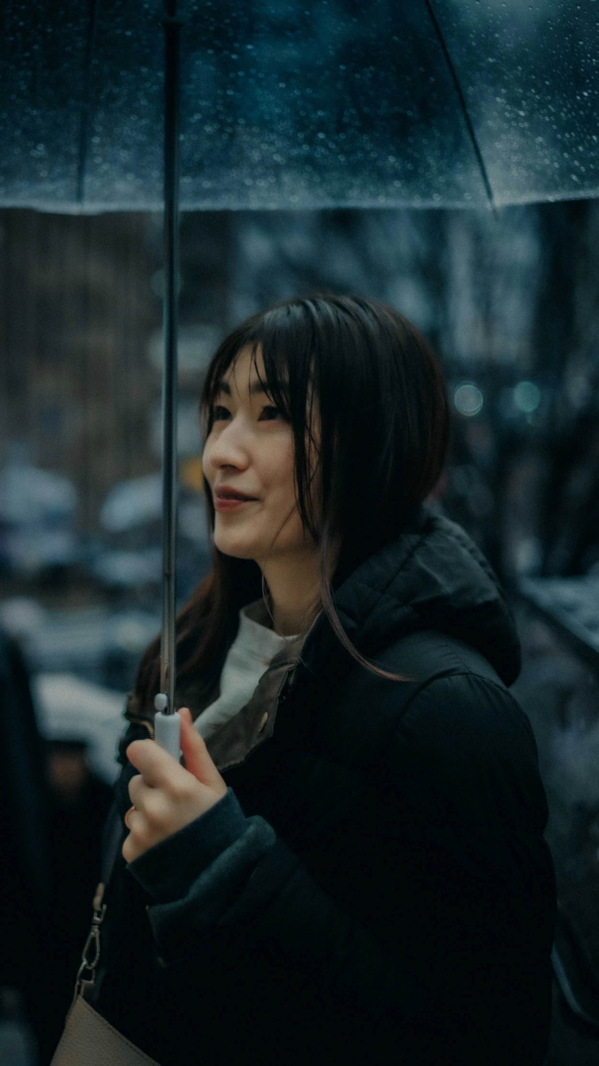 14-tokyo-portrait-shinjuku-rain-umbrella-upwardsmile-leicasl2.jpg