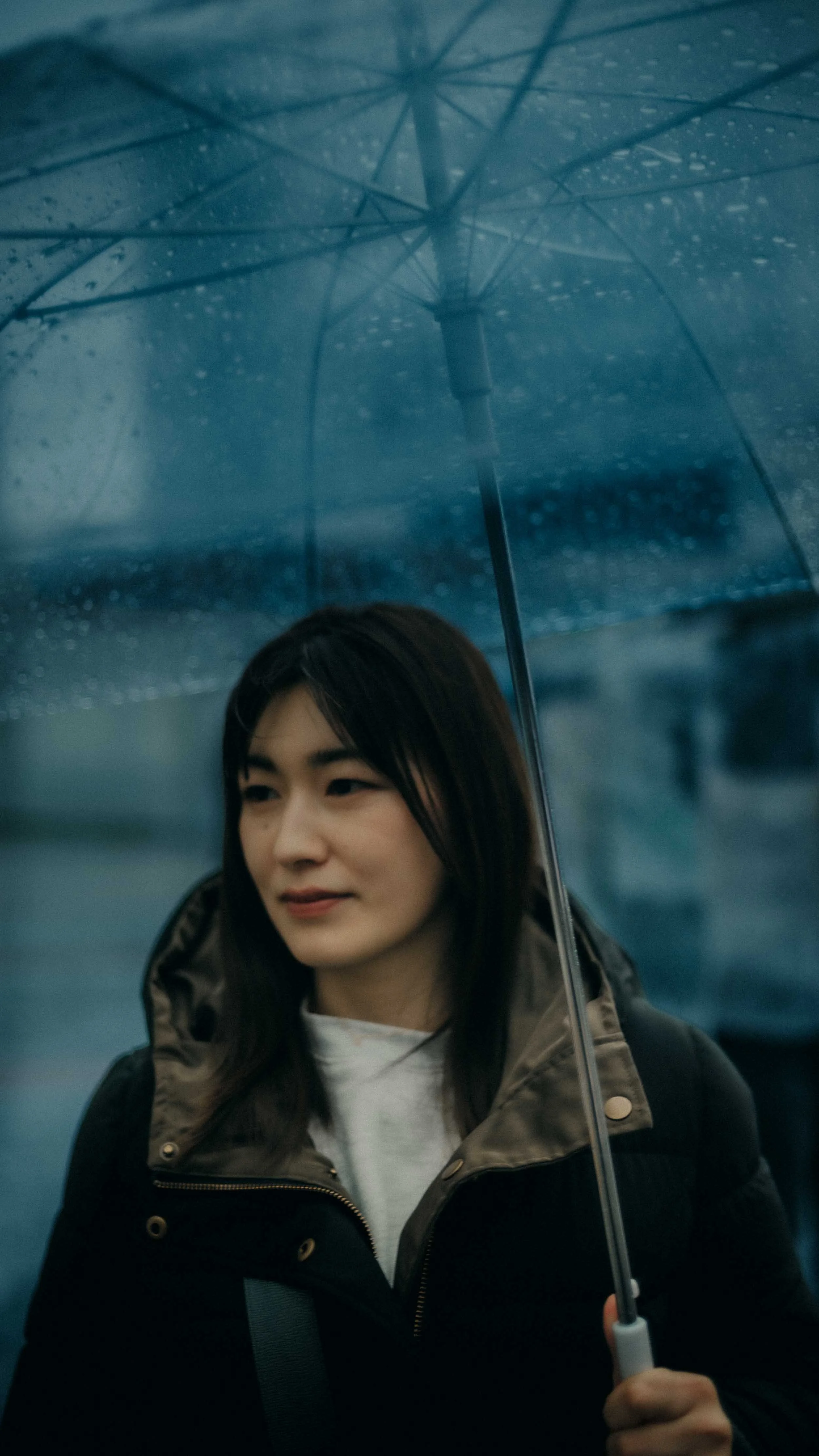 16-tokyo-portrait-shinjuku-rain-umbrella-sidewaysgaze-leicasl2.jpg