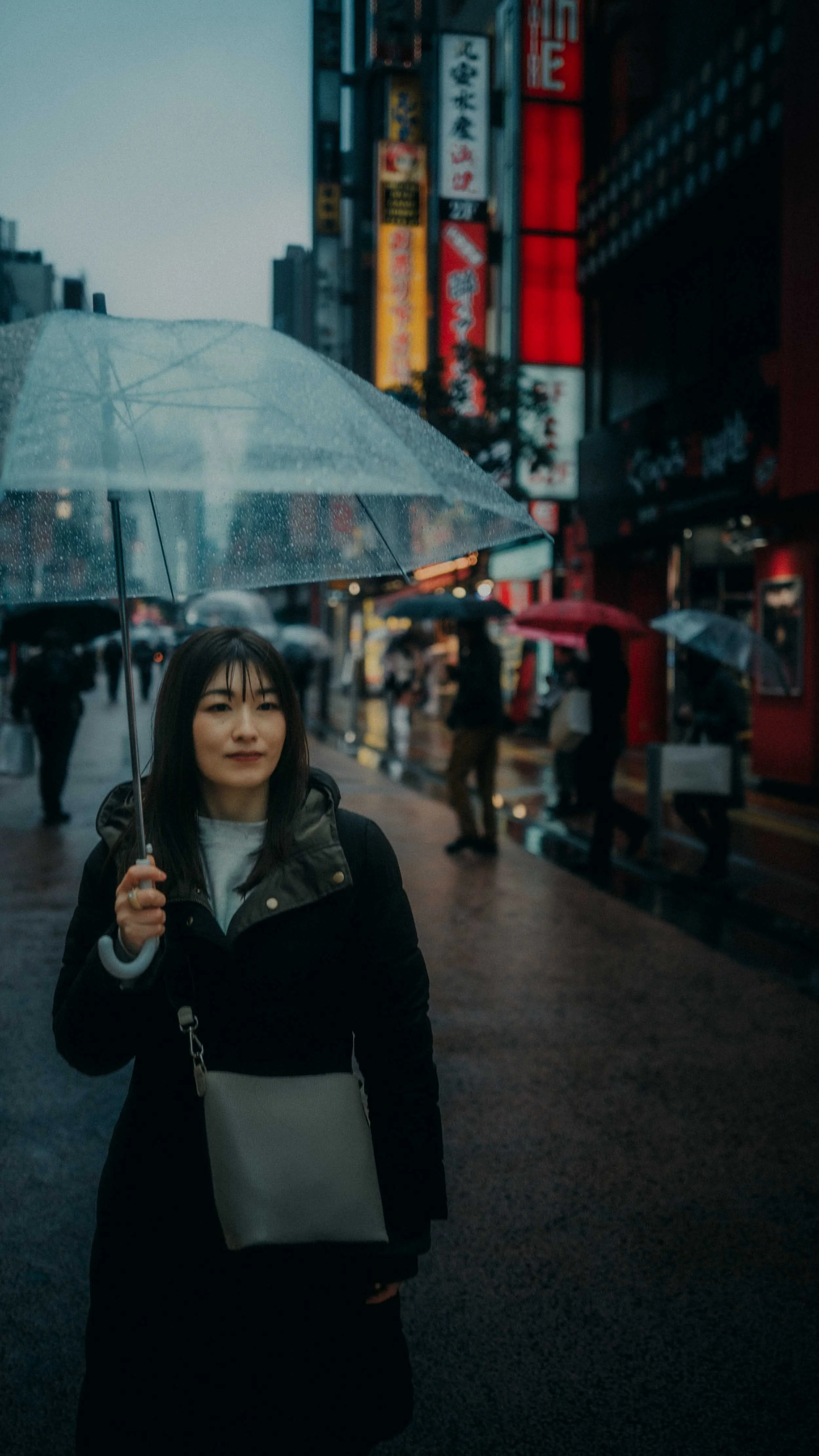 18-tokyo-portrait-shinjuku-rain-umbrella-redsigns-leicaq3.jpg