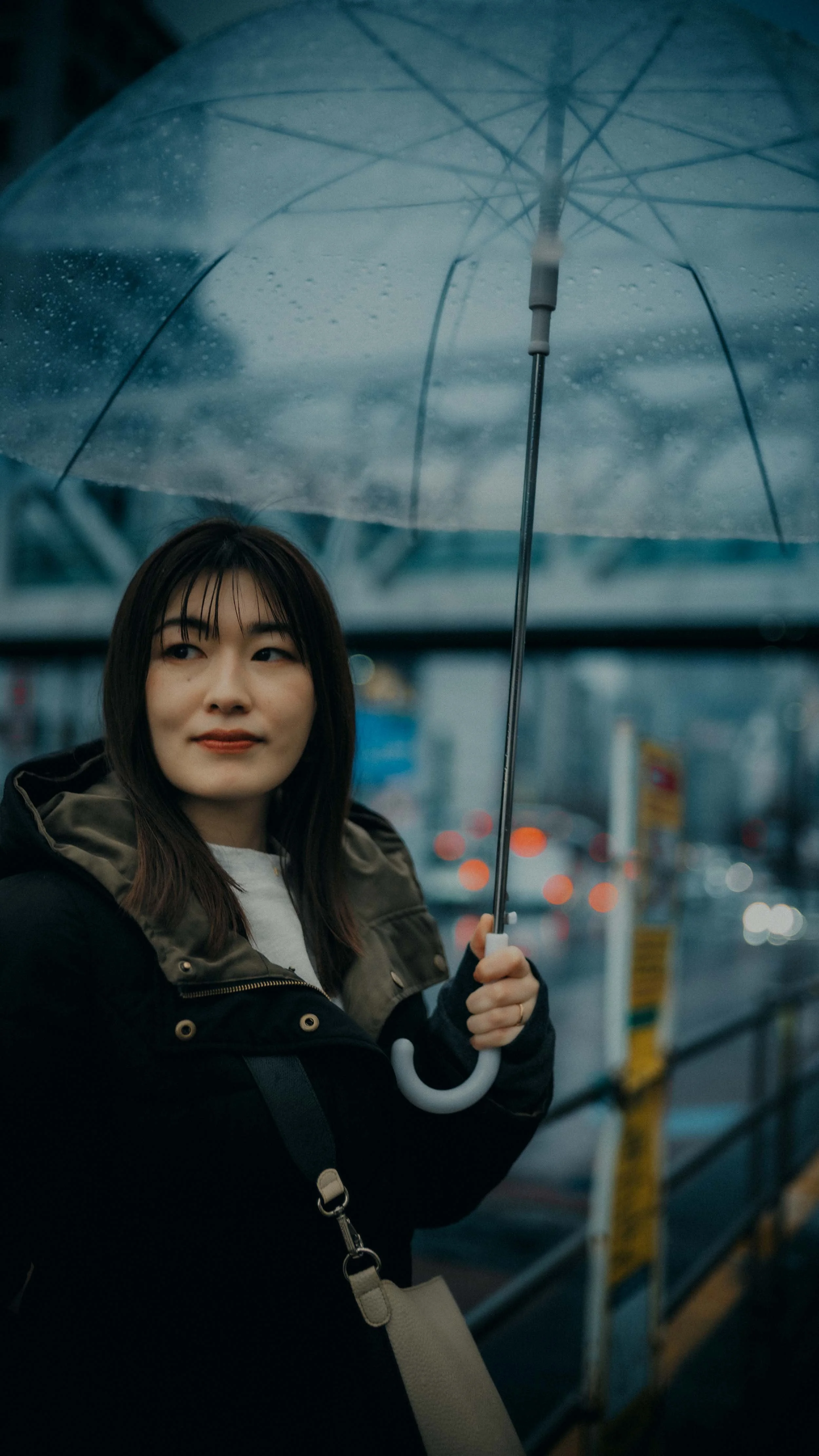 20-tokyo-portrait-shinjuku-rain-umbrella-trafficbokeh-leicasl2.jpg