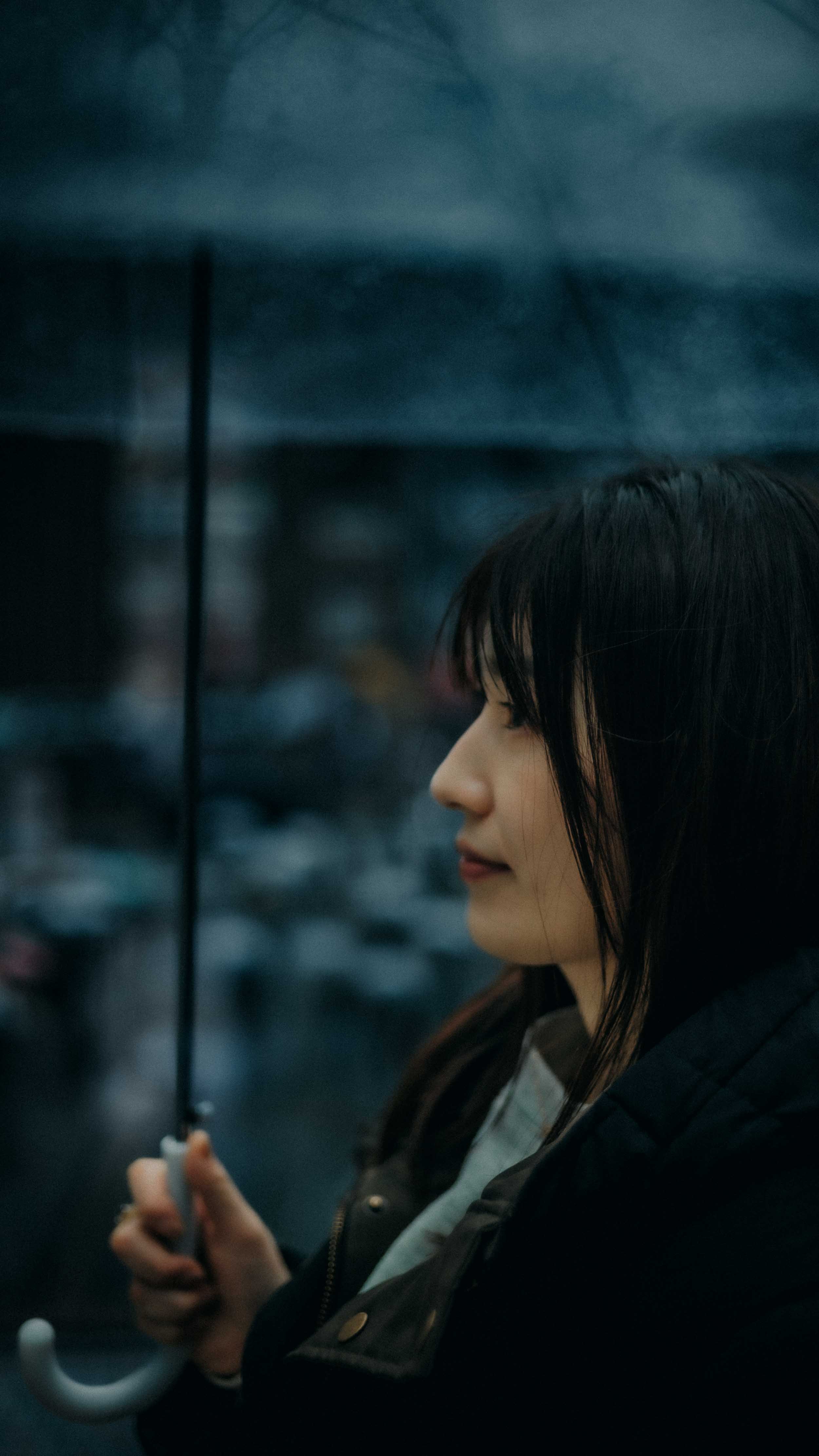 21-tokyo-portrait-shinjuku-rain-umbrella-closeprofile-leicasl2.jpg