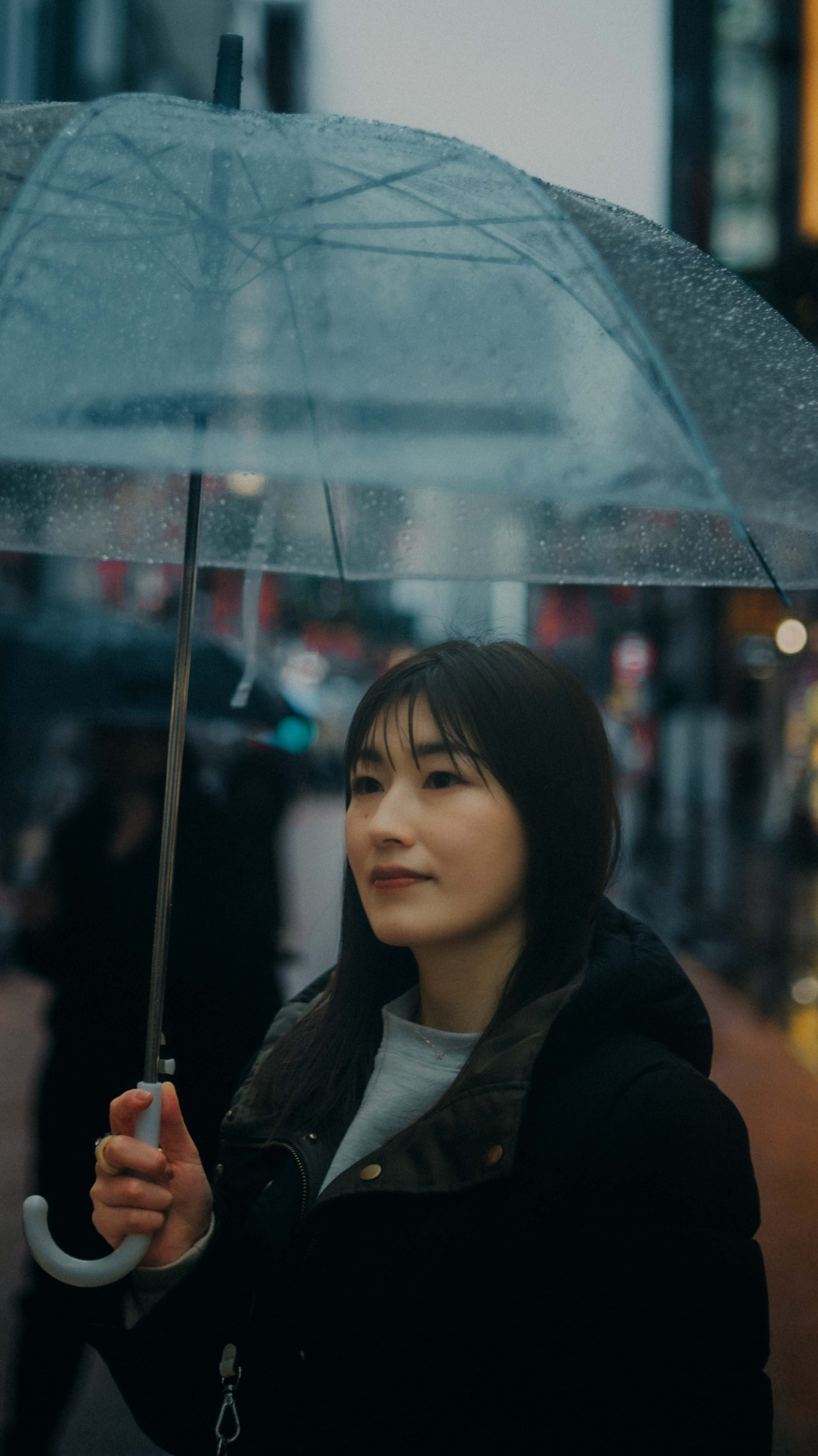 22-tokyo-portrait-shinjuku-rain-umbrella-streetbokeh-leicasl2.jpg