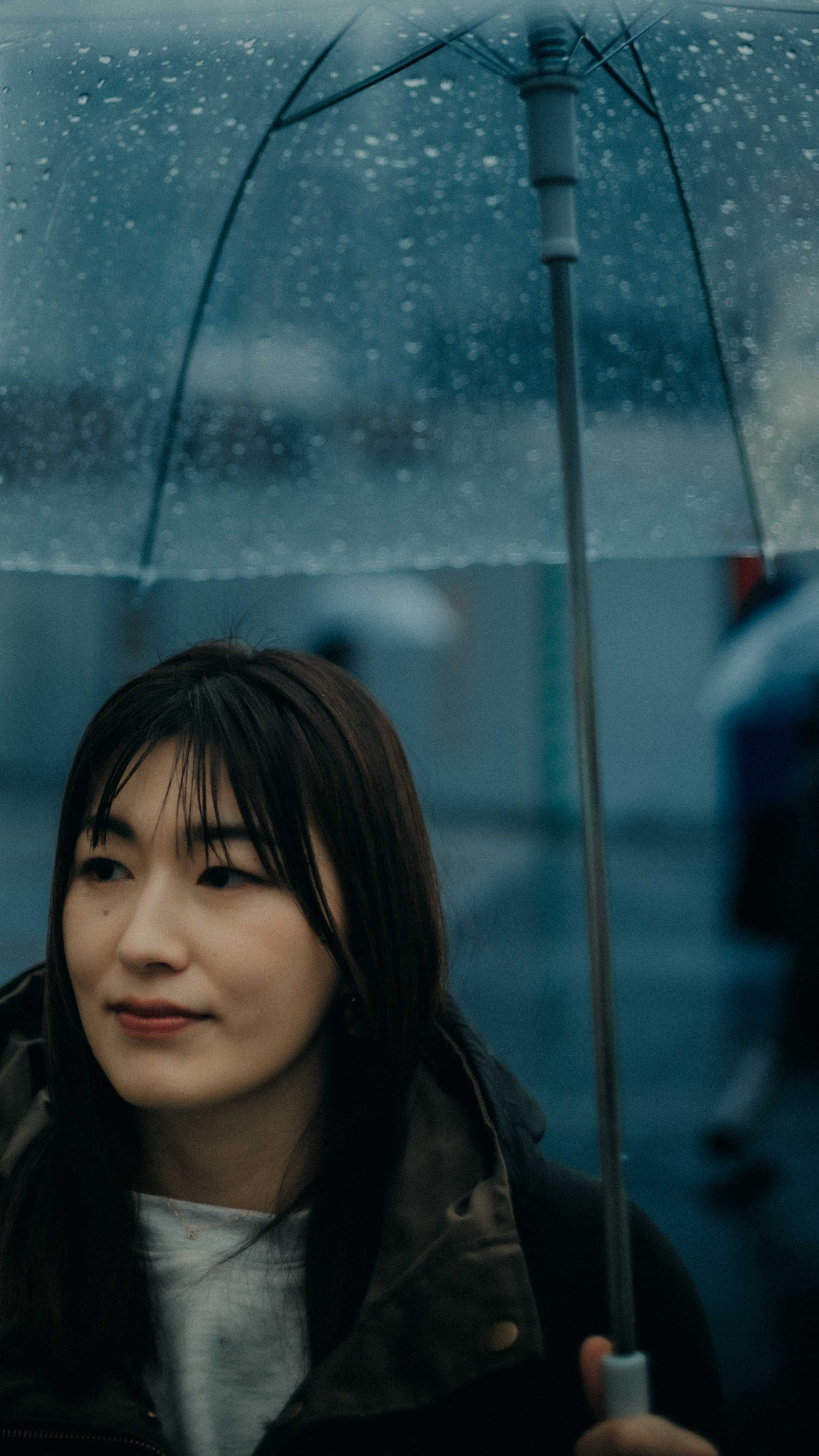 23-tokyo-portrait-shinjuku-rain-umbrella-offcentercloseup-leicasl2.jpg