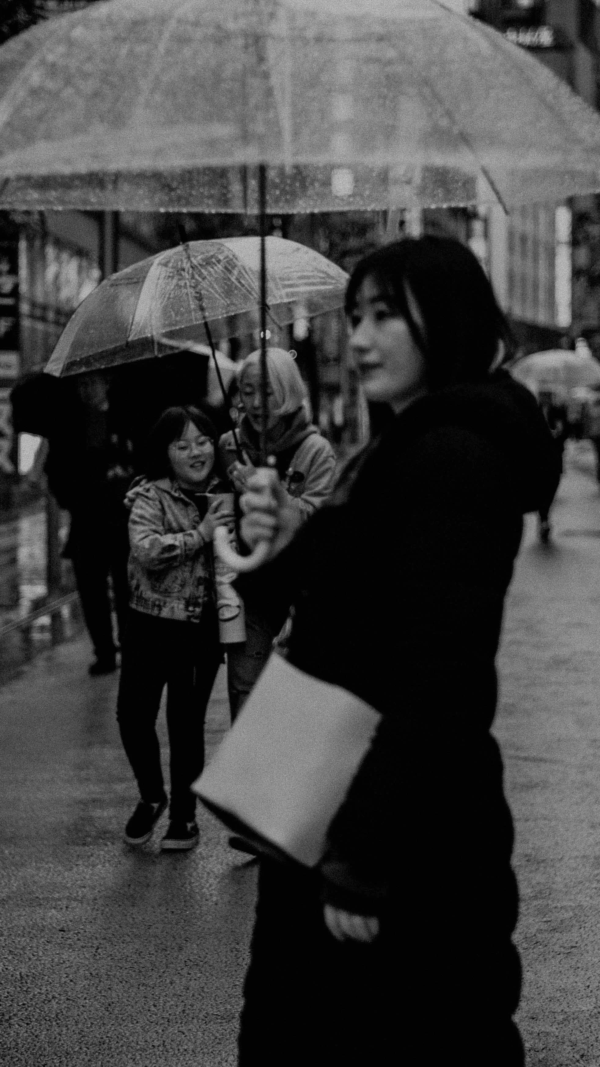 24-tokyo-portrait-shinjuku-rain-blackandwhite-selectivefocus-leicasl2.jpg