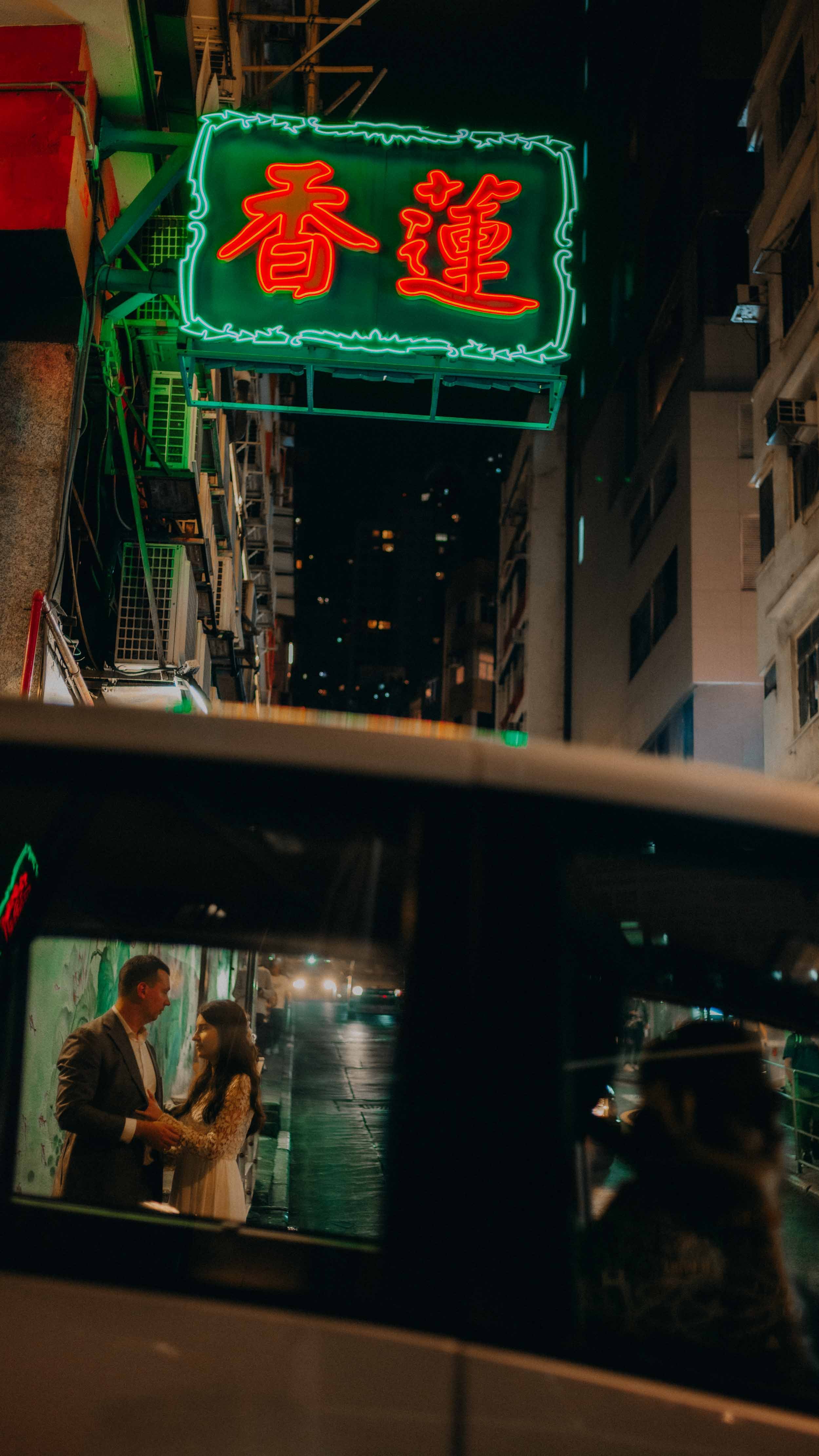 23-hongkong-elopement-central-night-taxireflection-leicasl2.jpg