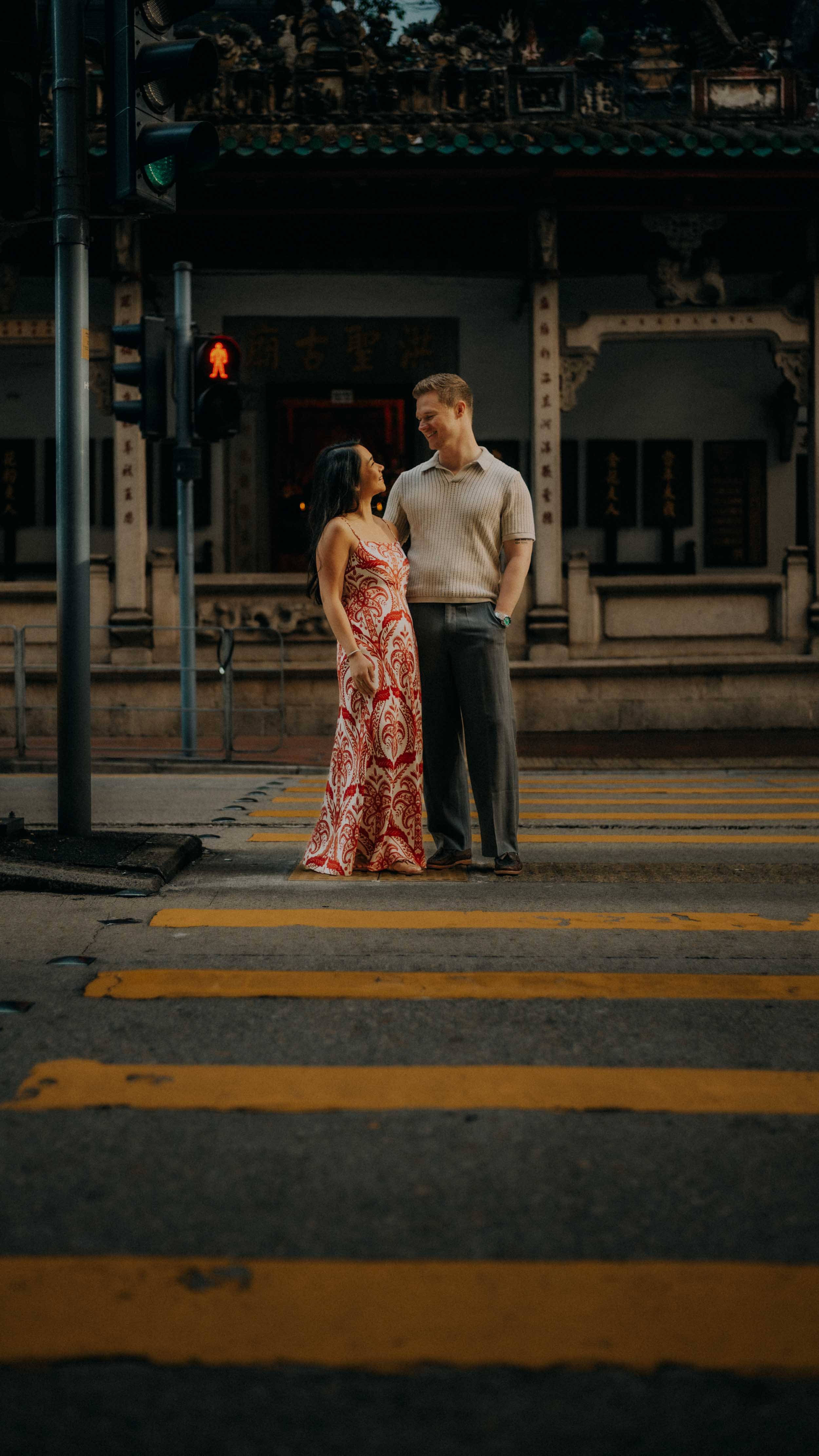 18-hongkong-engagement-wanchai-street-templeportrait-leicasl2.jpg