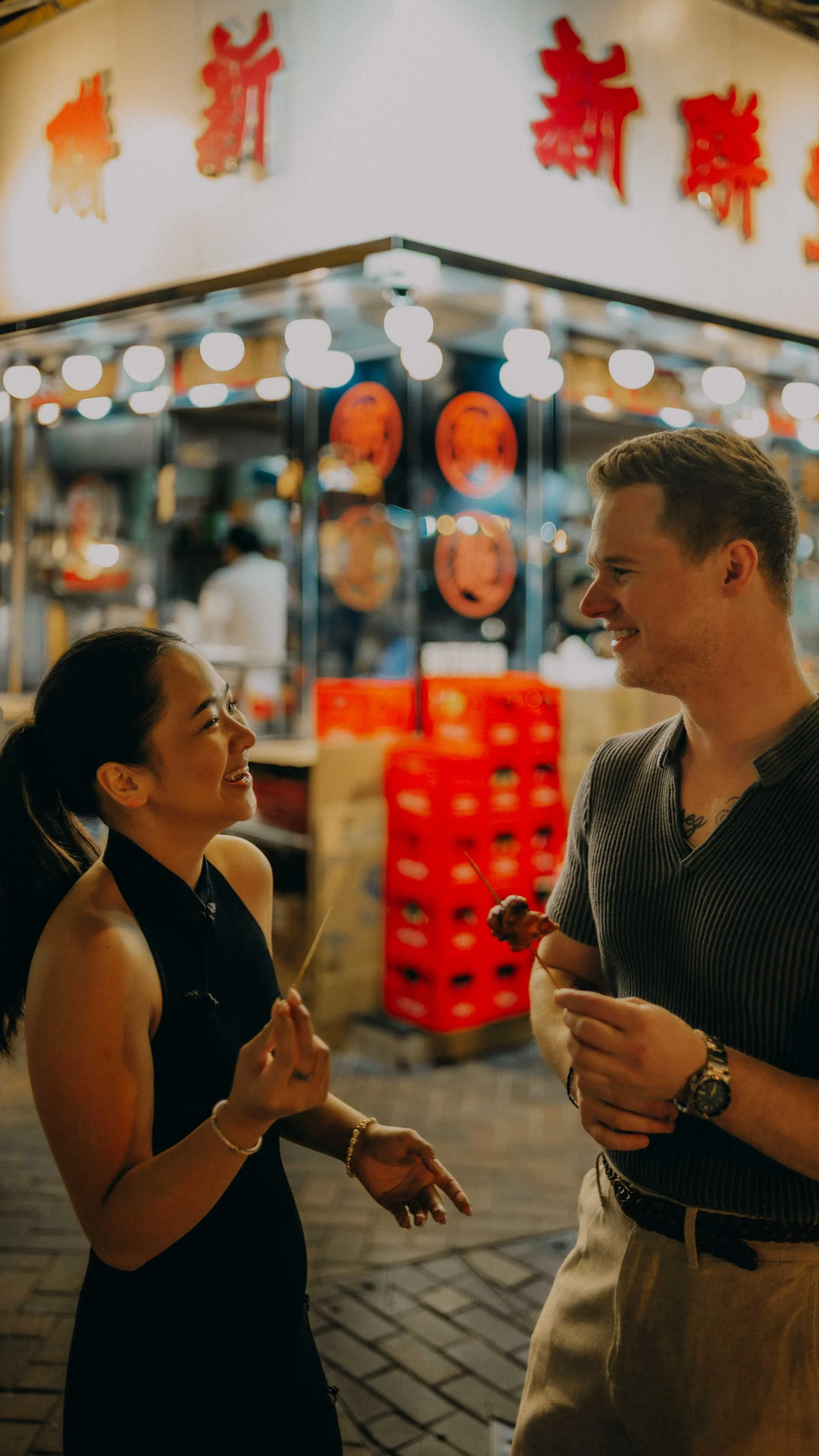 10-hongkong-engagement-shamshuipo-streetfood-laughter-leicasl2.jpg
