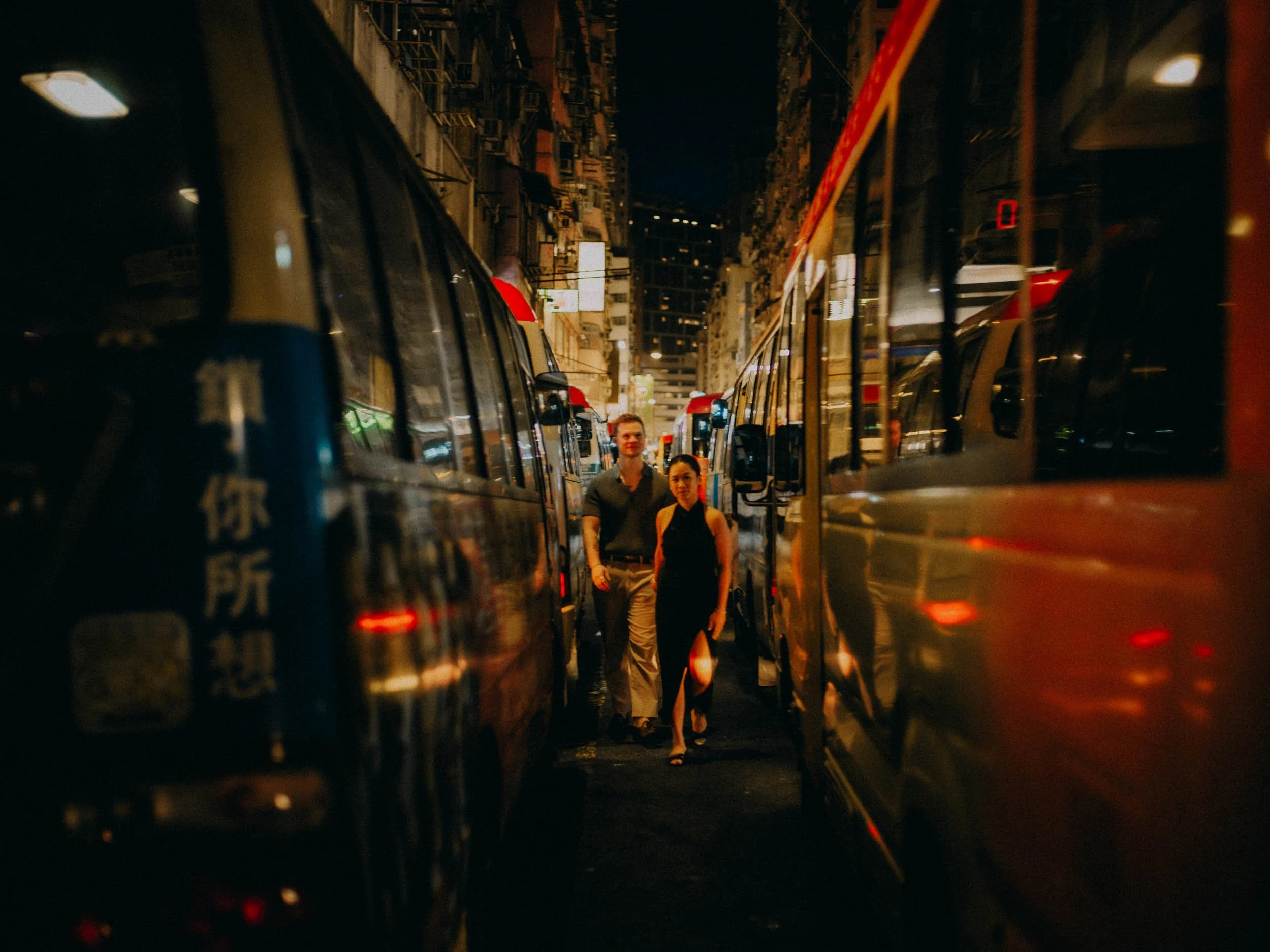 35-hongkong-engagement-mongkok-street-walking-leicasl2.jpg