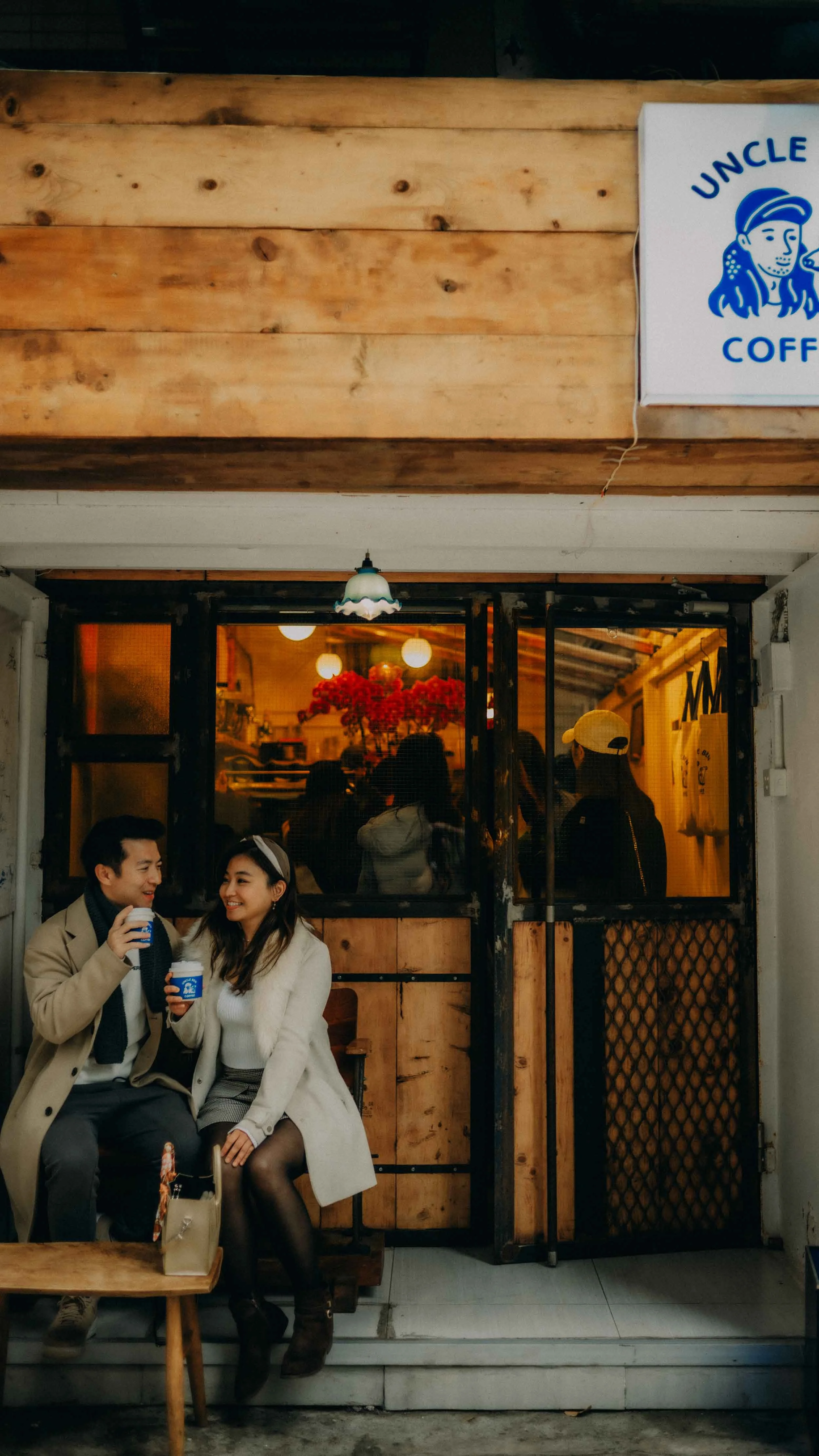3-hongkong-coupleshoot-fortresshill-unclebencoffee-seated-leicasl2.jpg