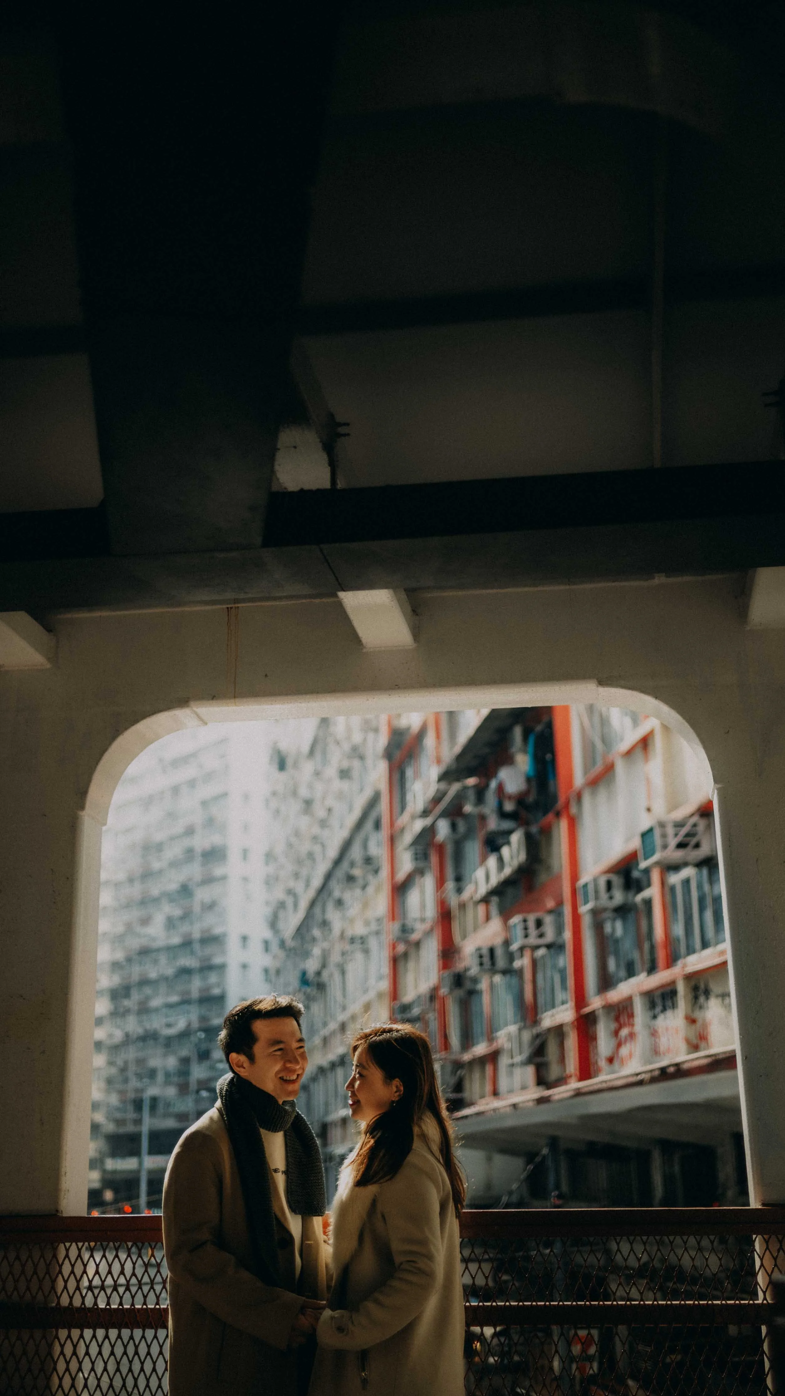 4-hongkong-coupleshoot-northpoint-overpass-handinhand-leicasl2.jpg