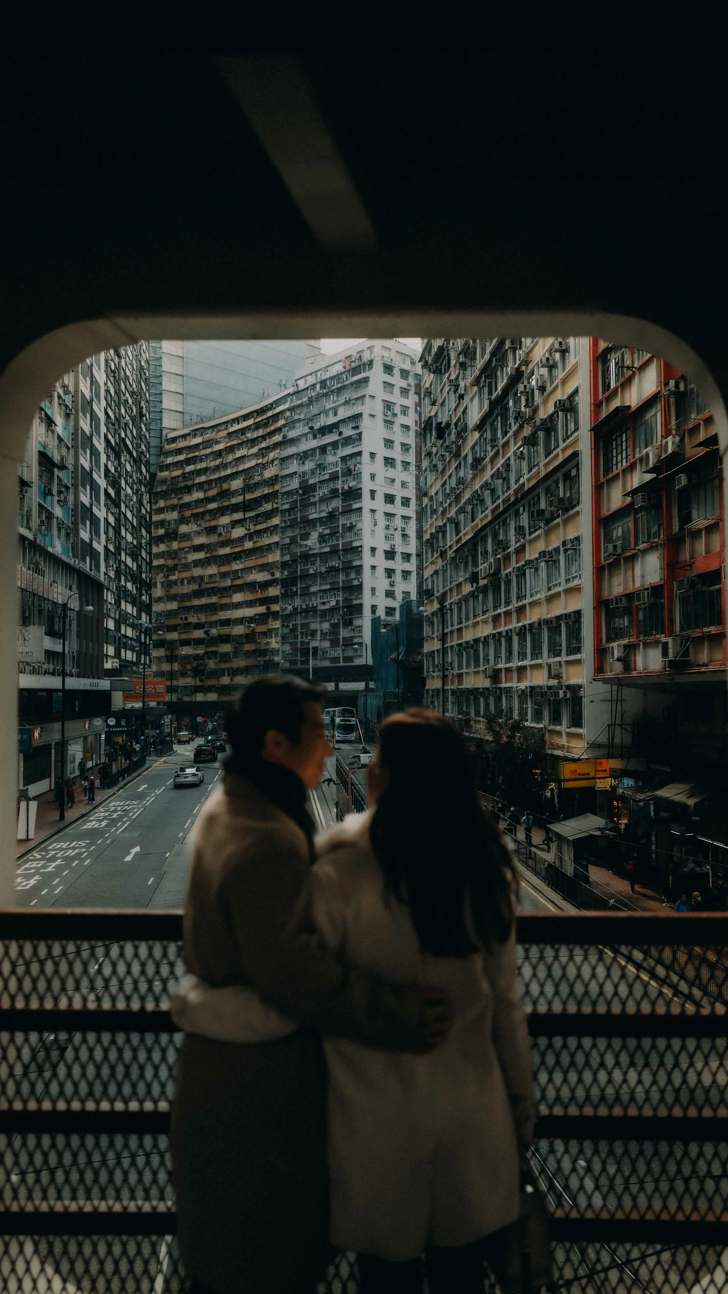 7-hongkong-coupleshoot-northpoint-overpass-embrace-leicaq3.jpg