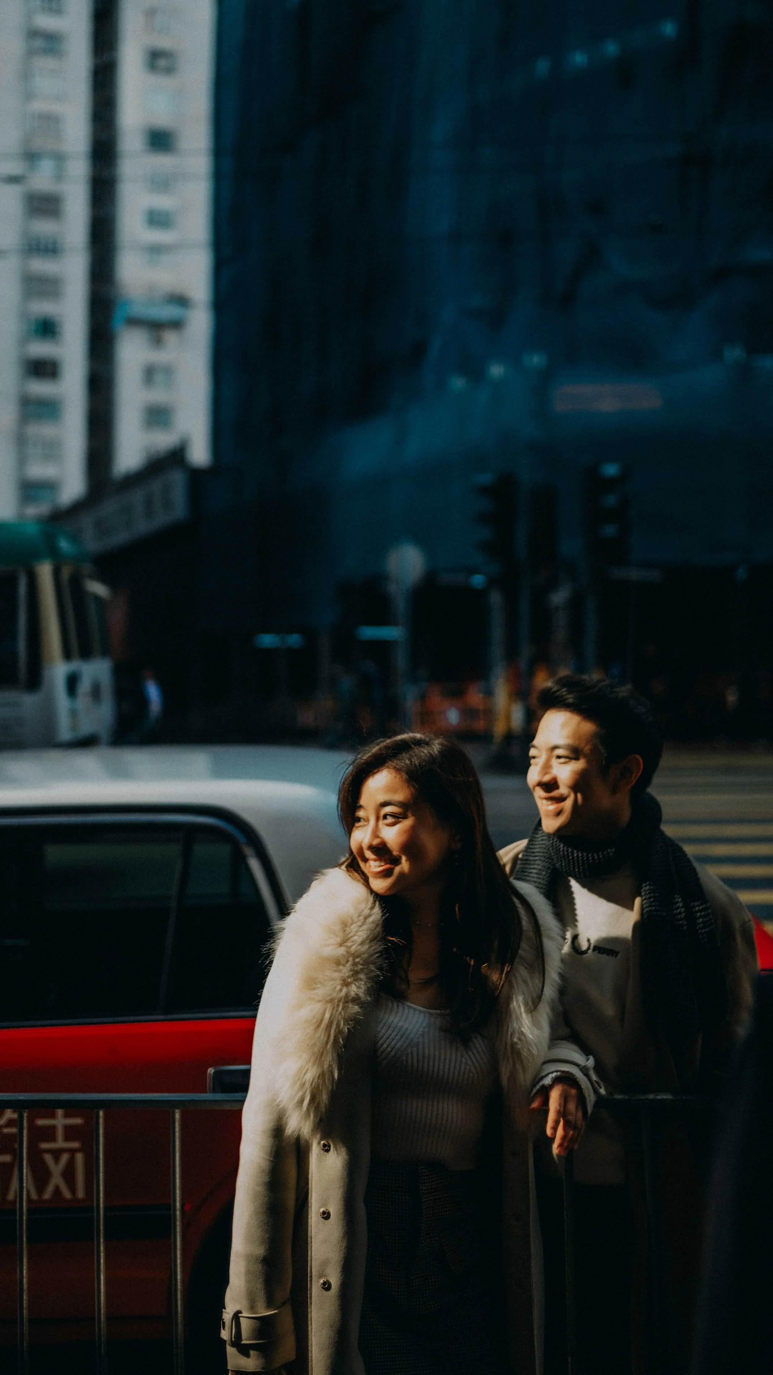 8-hongkong-coupleshoot-kingsroad-redtaxi-sunlight-leicasl2.jpg