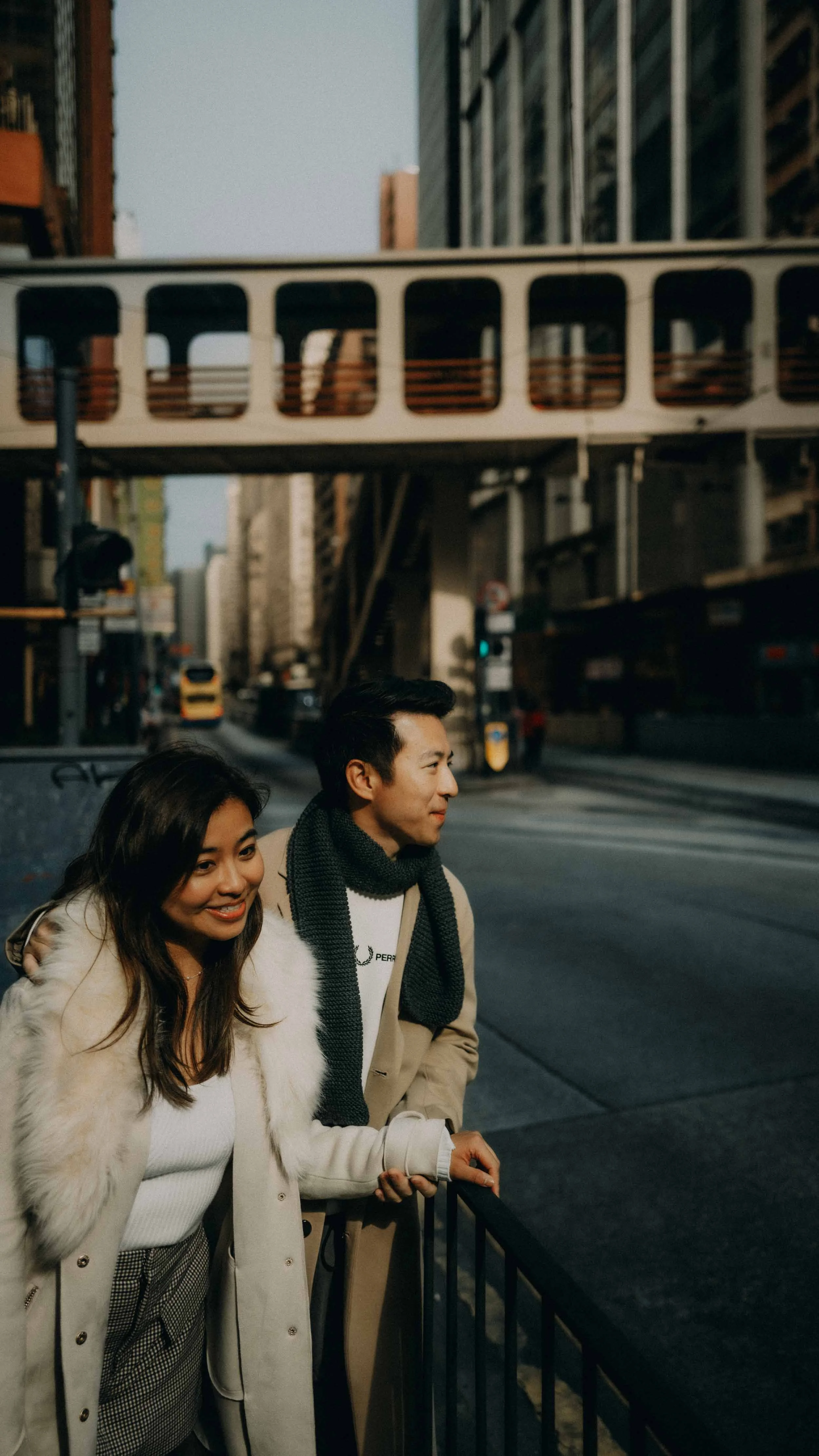 10-hongkong-coupleshoot-kingsroad-street-footbridge-leicaq3.jpg