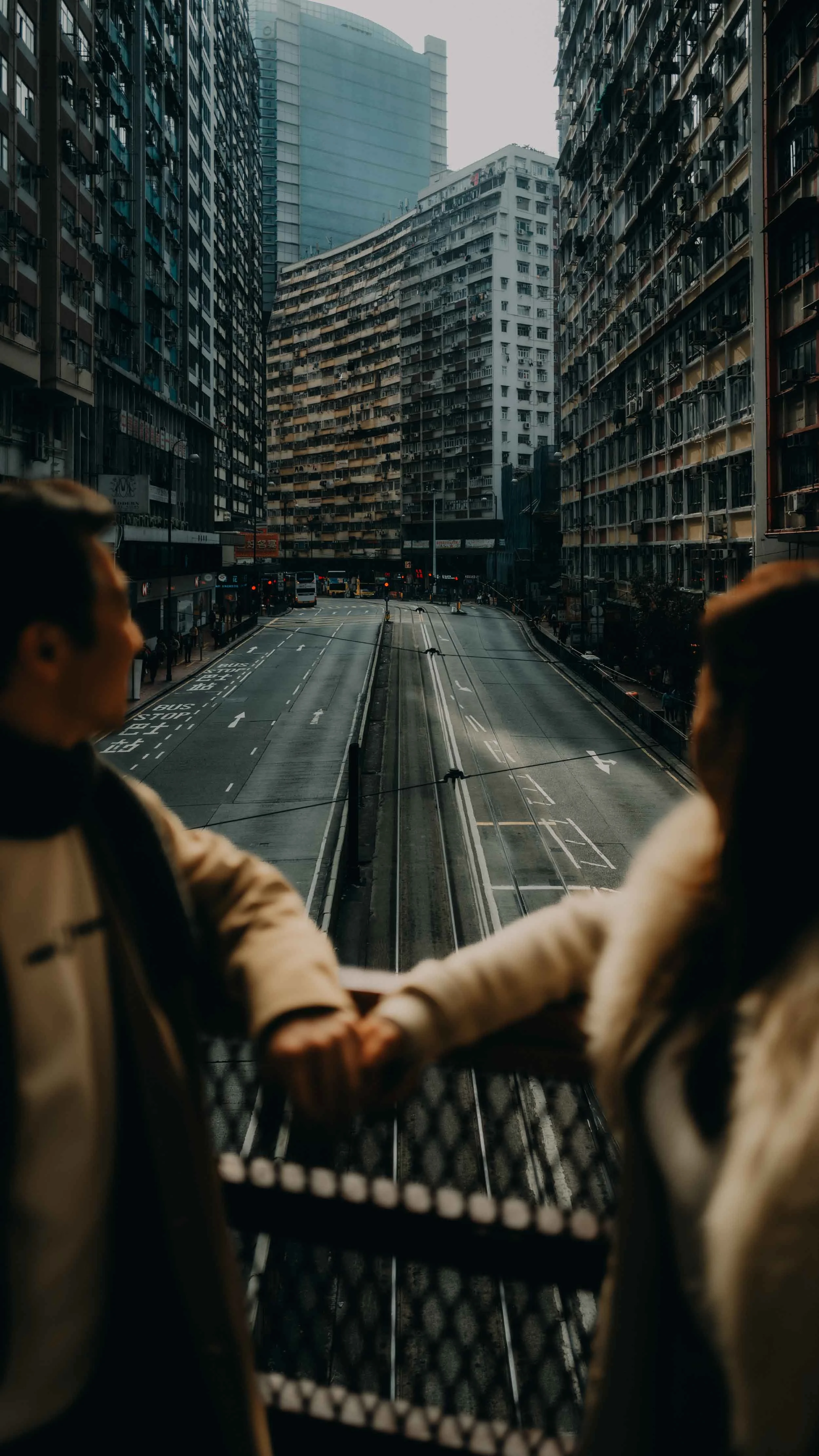 13-hongkong-coupleshoot-northpoint-overpass-linkedhands-leicaq3.jpg