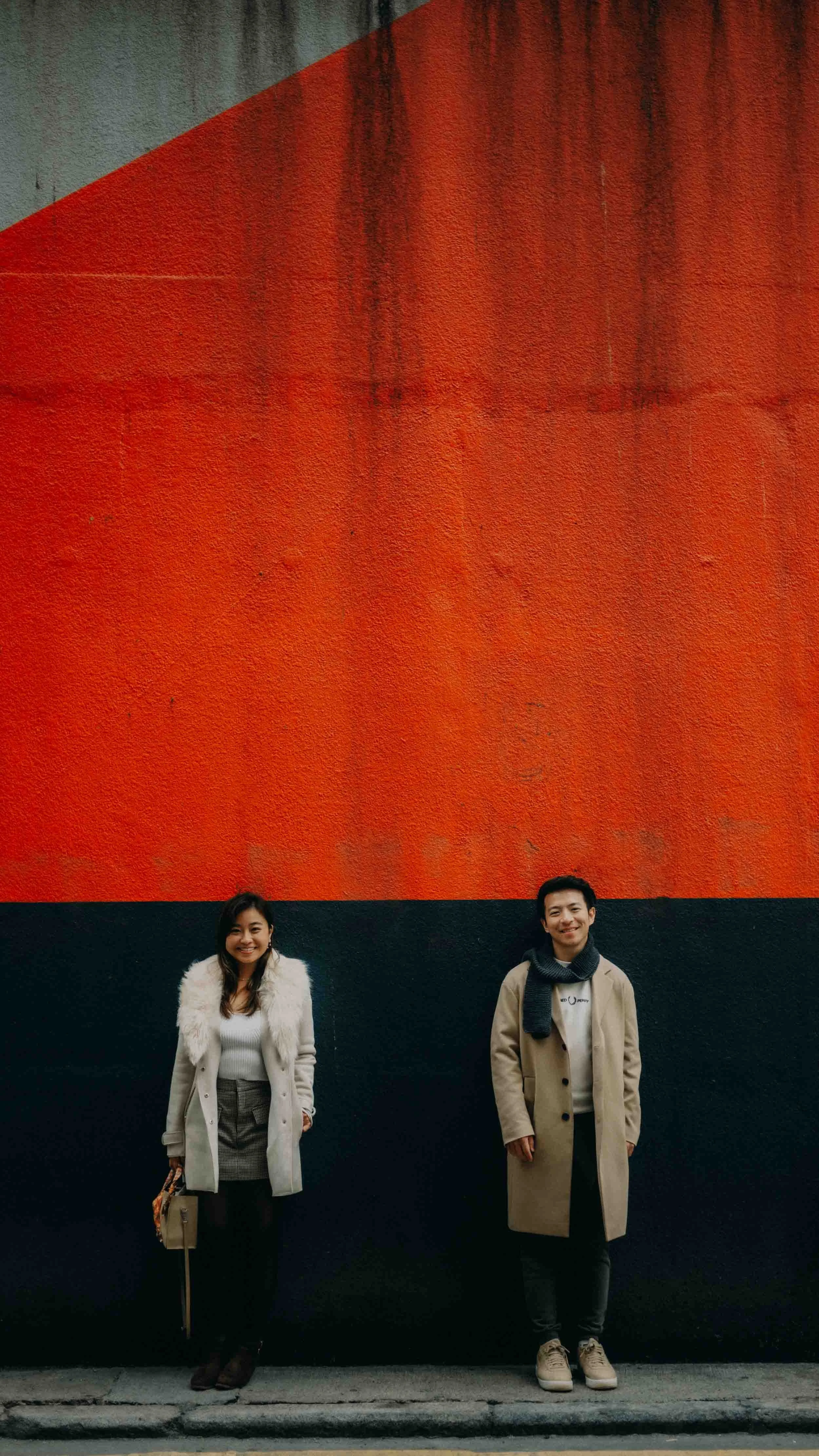 14-hongkong-coupleshoot-redwall-standing-leicasl2.jpg