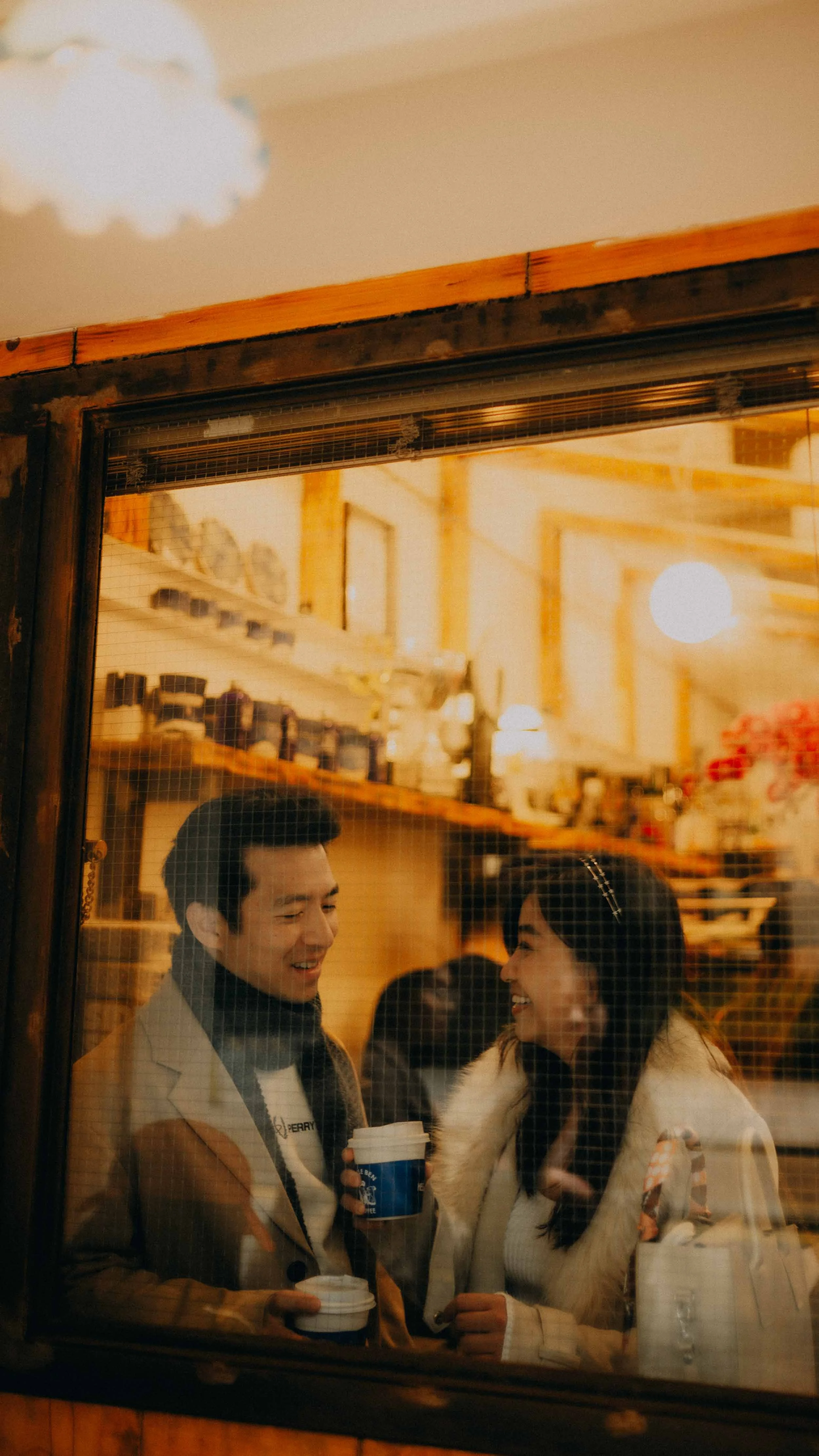 15-hongkong-coupleshoot-fortresshill-unclebencoffee-window-leicasl2.jpg