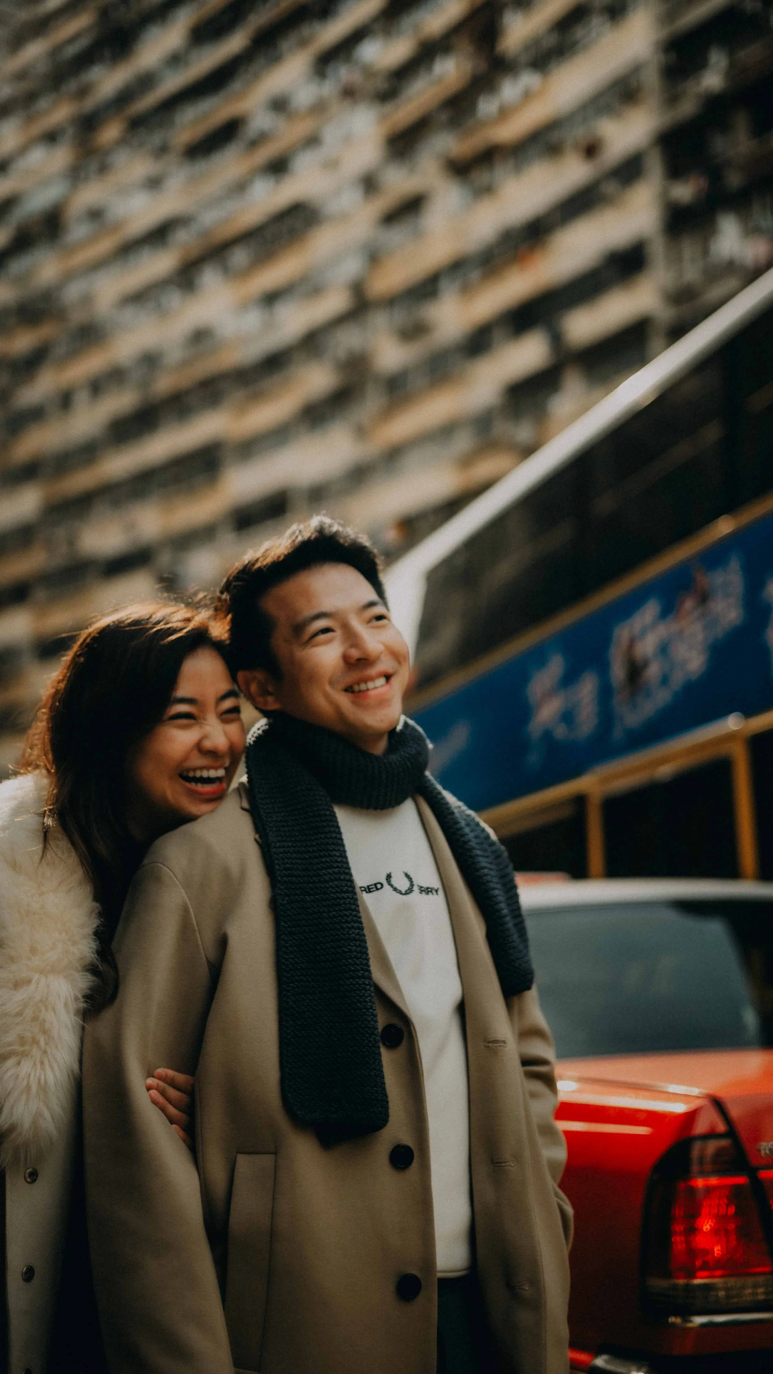 17-hongkong-coupleshoot-northpoint-redtaxi-laughter-leicasl2.jpg