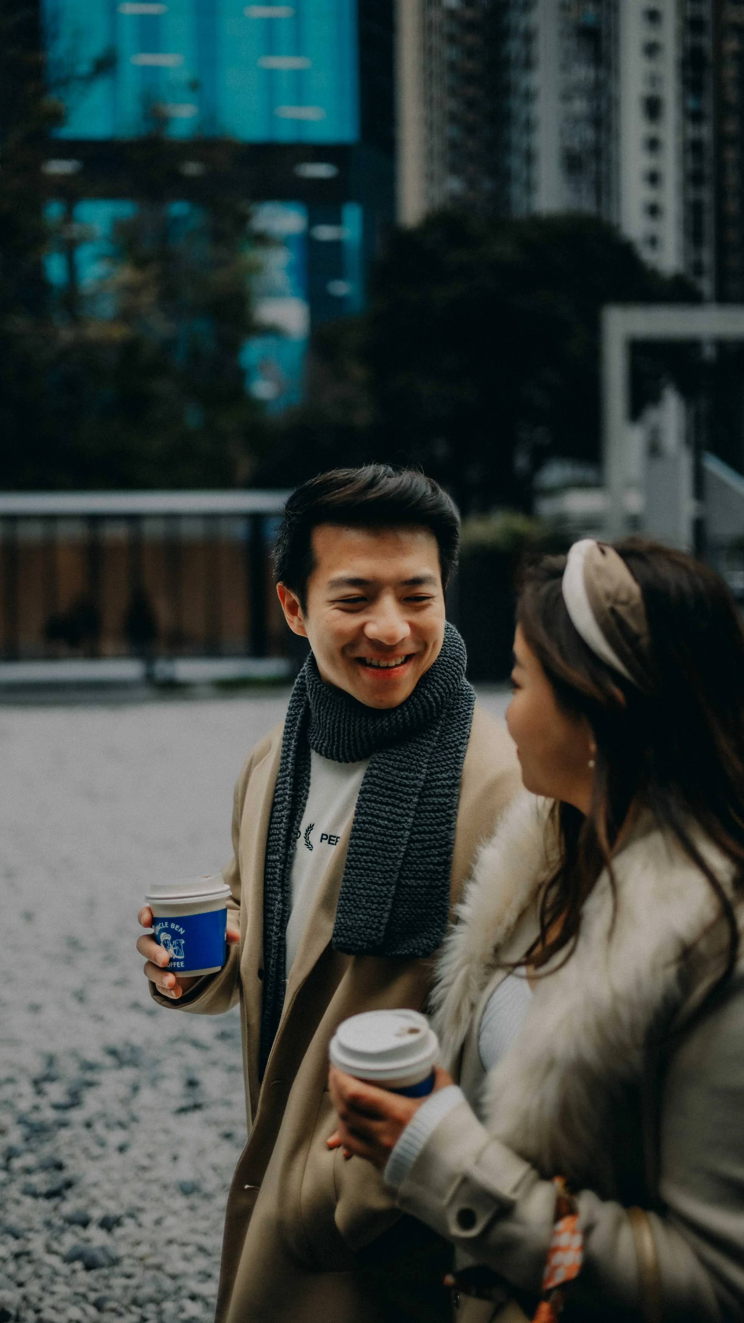 18-hongkong-coupleshoot-outdoor-coffee-conversation-leicasl2.jpg