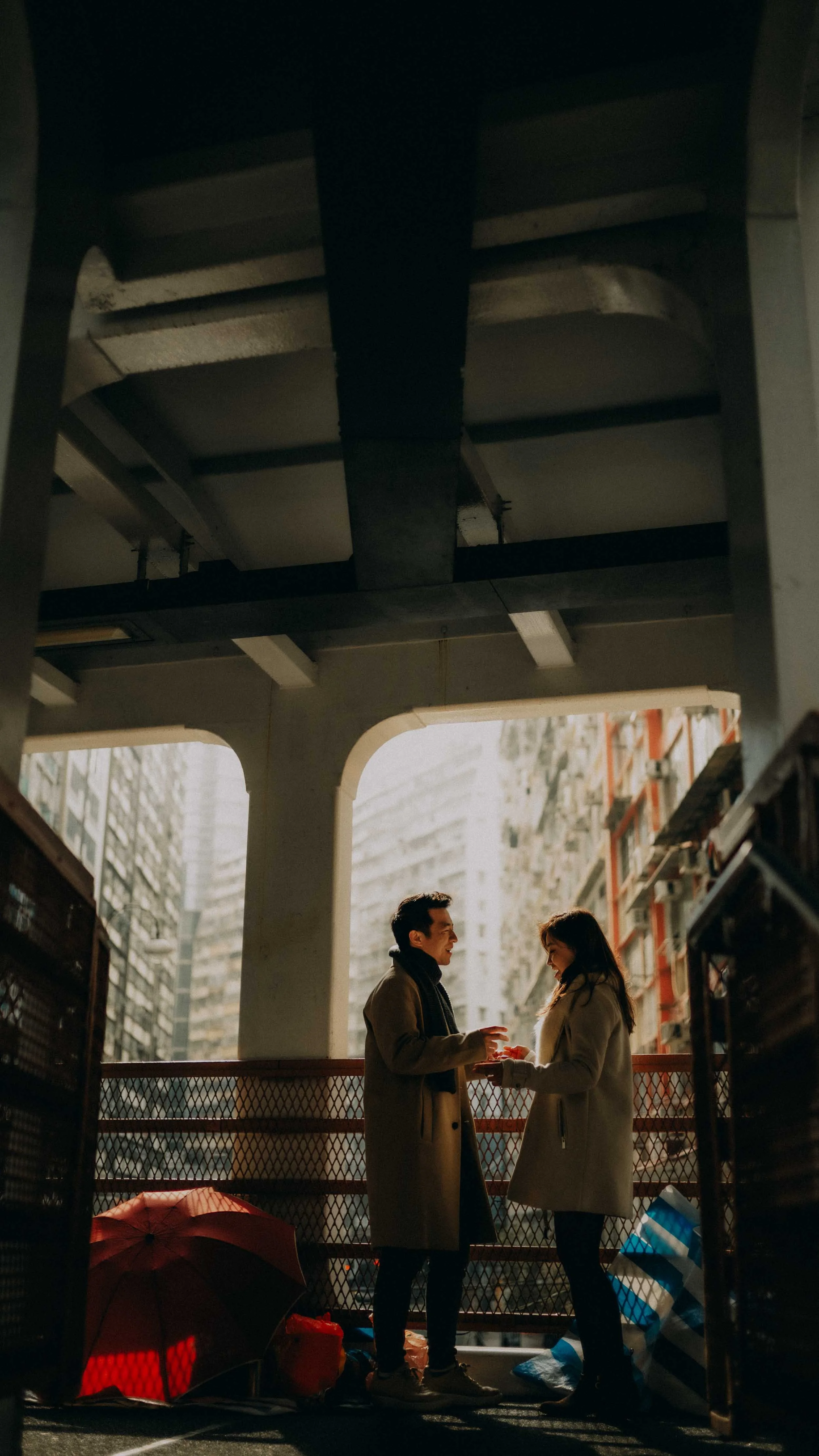 19-hongkong-coupleshoot-northpoint-overpass-redumbrella-leicasl2.jpg