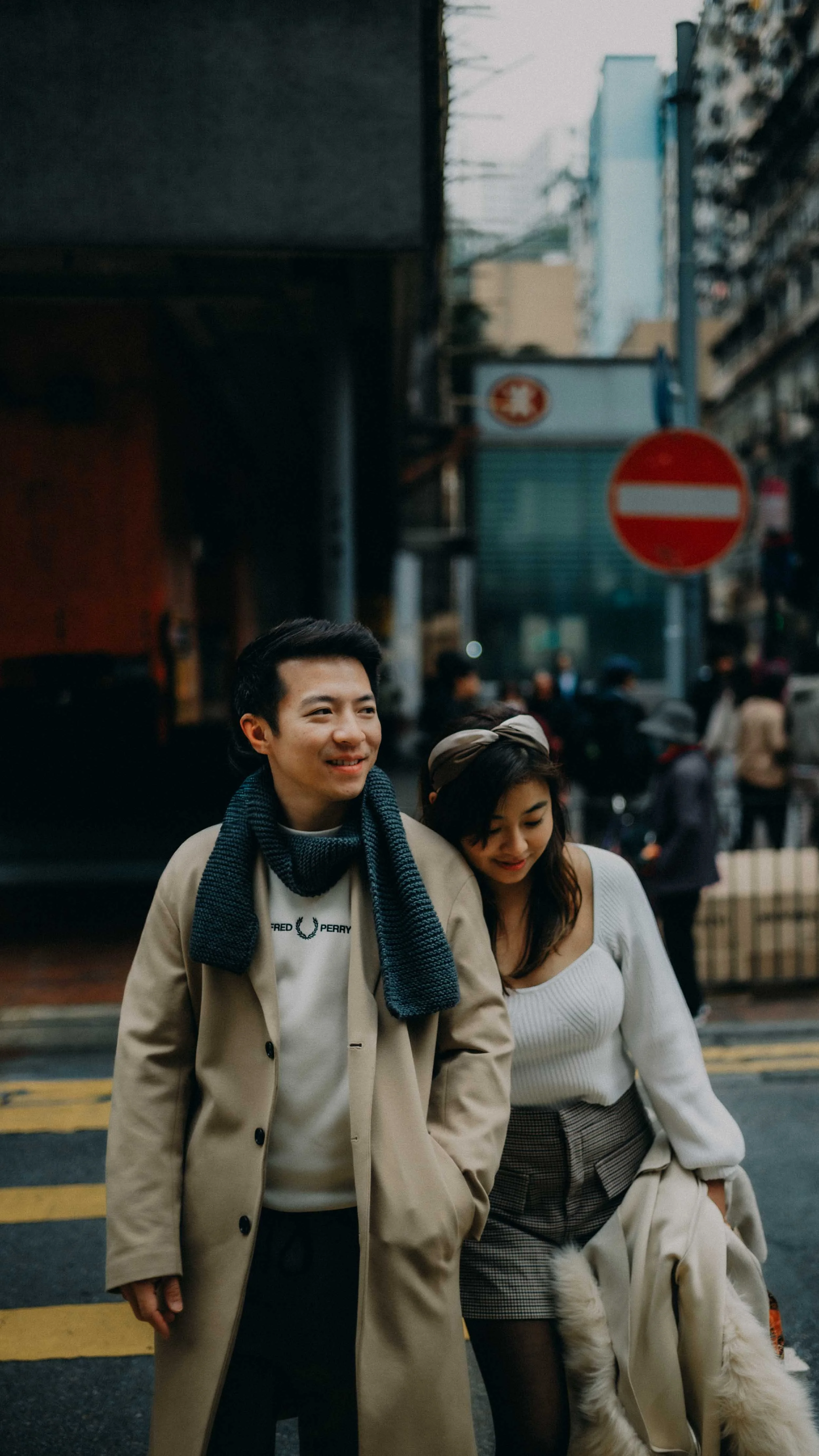 20-hongkong-coupleshoot-northpoint-crosswalk-shoulderlean-leicasl2.jpg
