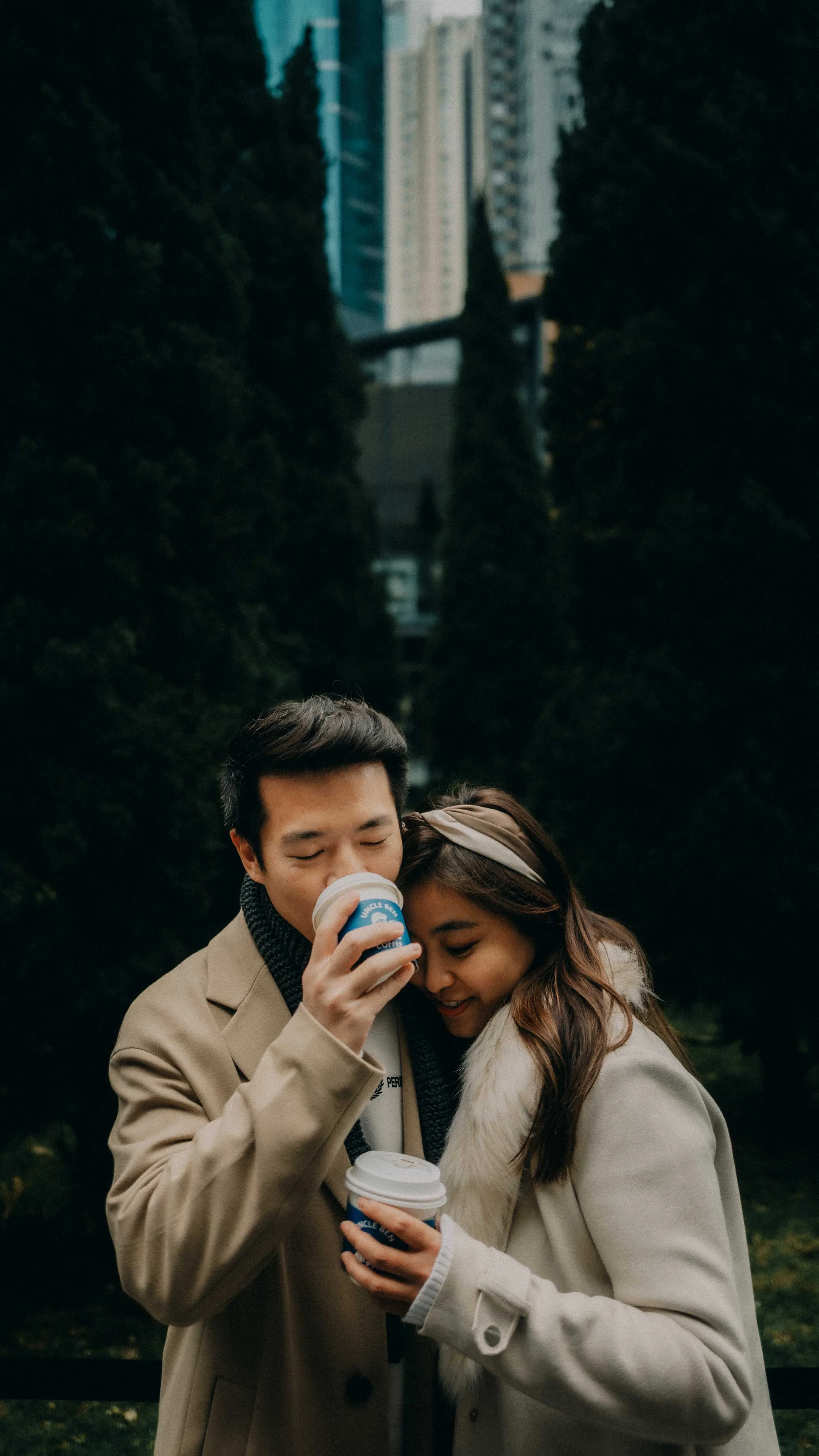 23-hongkong-coupleshoot-coffee-embrace-trees-leicaq3.jpg