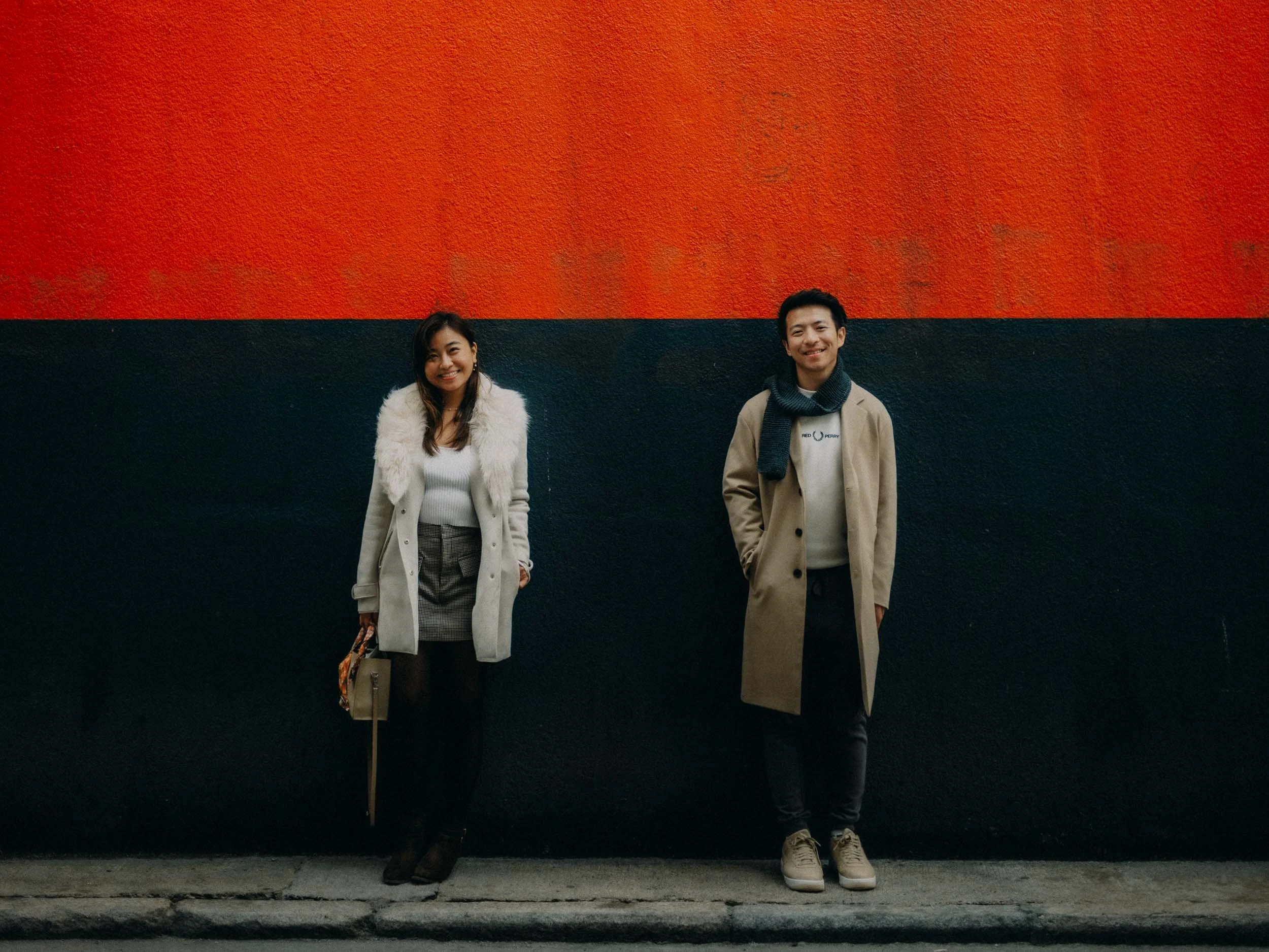25-hongkong-coupleshoot-redwall-wideportrait-leicasl2.jpg