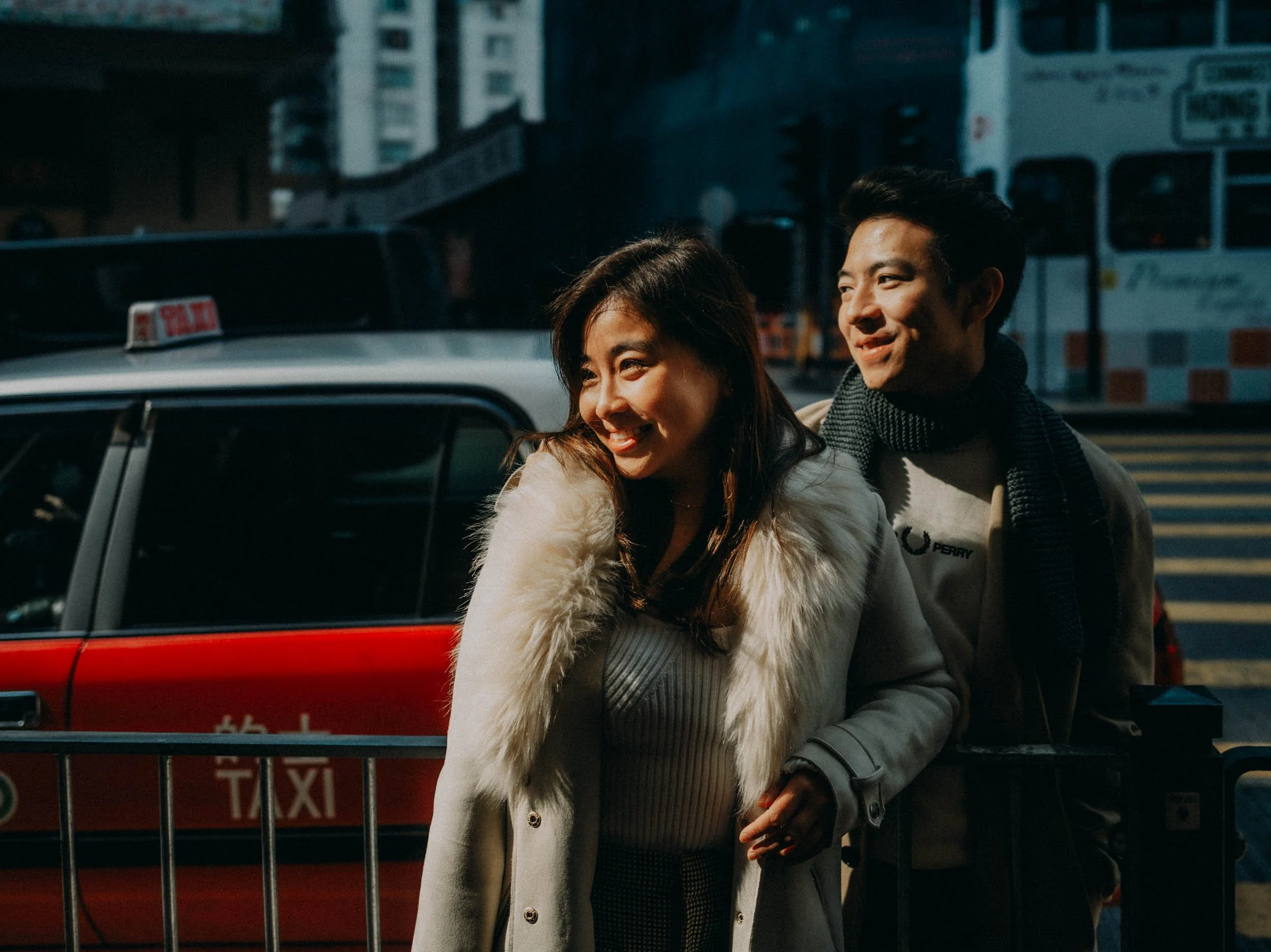 27-hongkong-coupleshoot-kingsroad-redtaxi-wideportrait-leicaq3.jpg