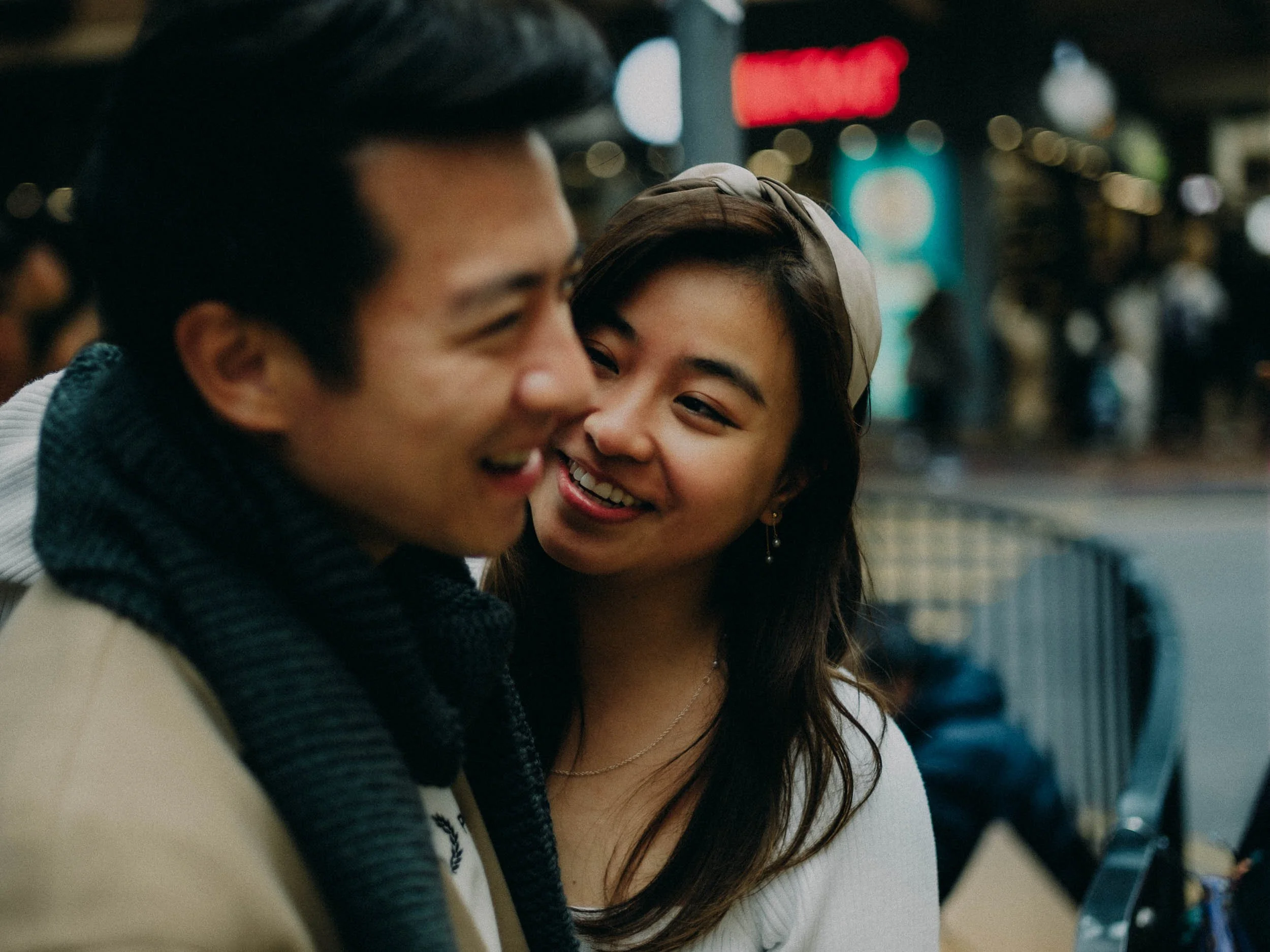 29-hongkong-coupleshoot-street-closeup-smile-leicasl2.jpg