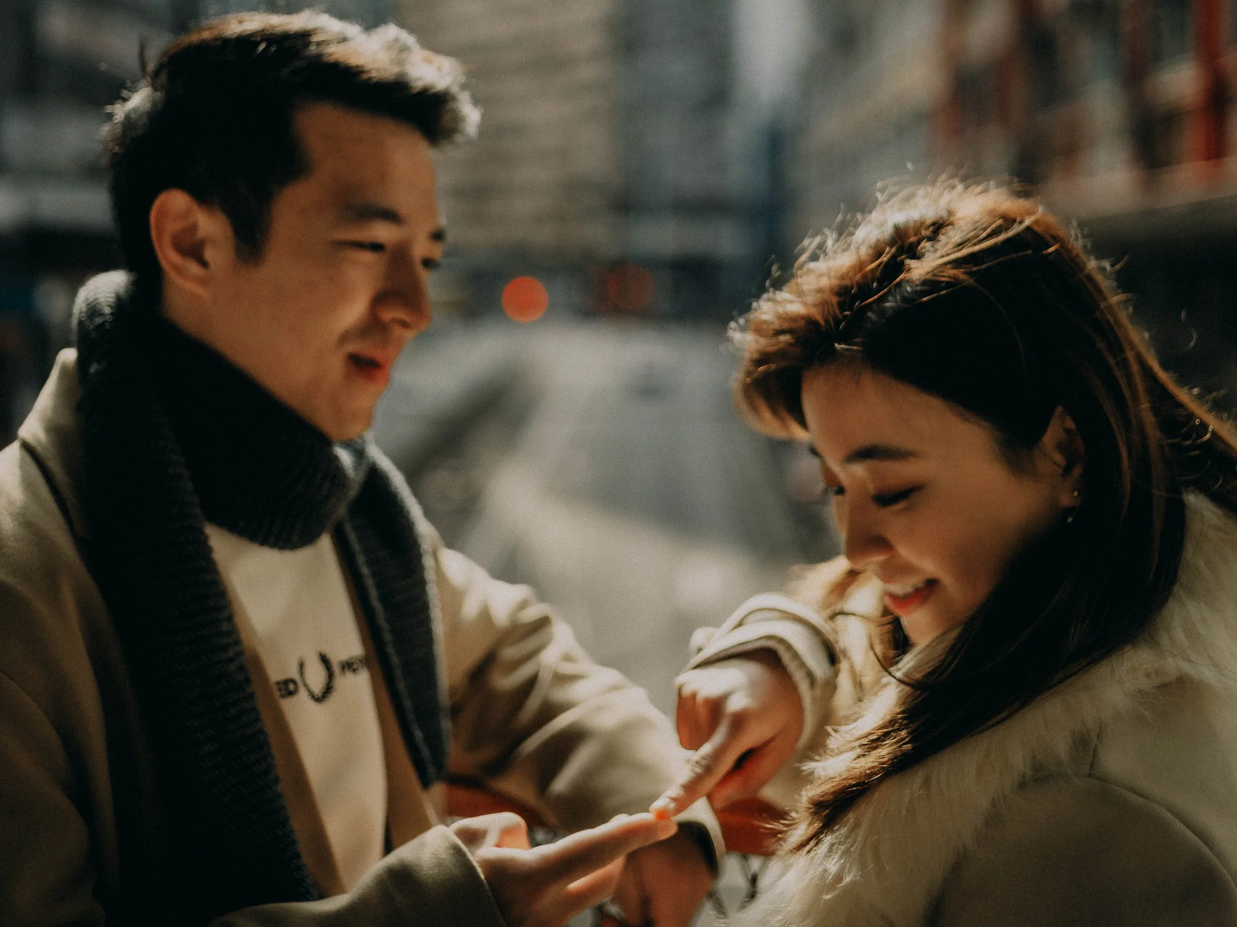 30-hongkong-coupleshoot-northpoint-overpass-fingertips-leicasl2.jpg