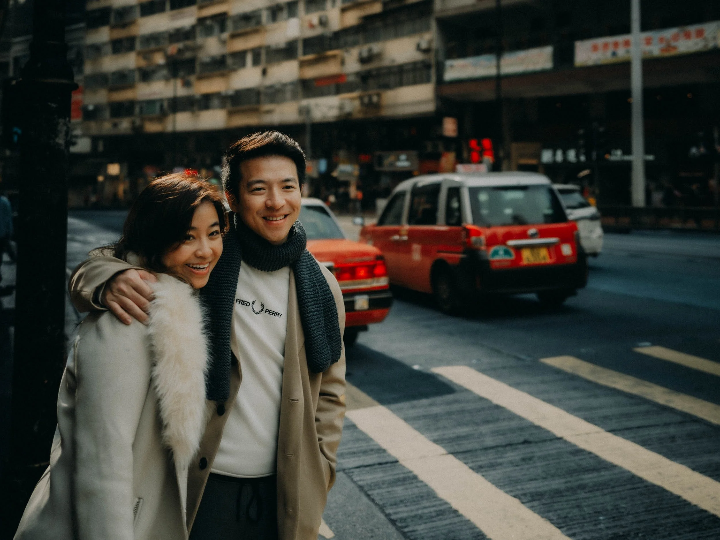 33-hongkong-coupleshoot-kingsroad-crosswalk-redtaxis-leicaq3.jpg