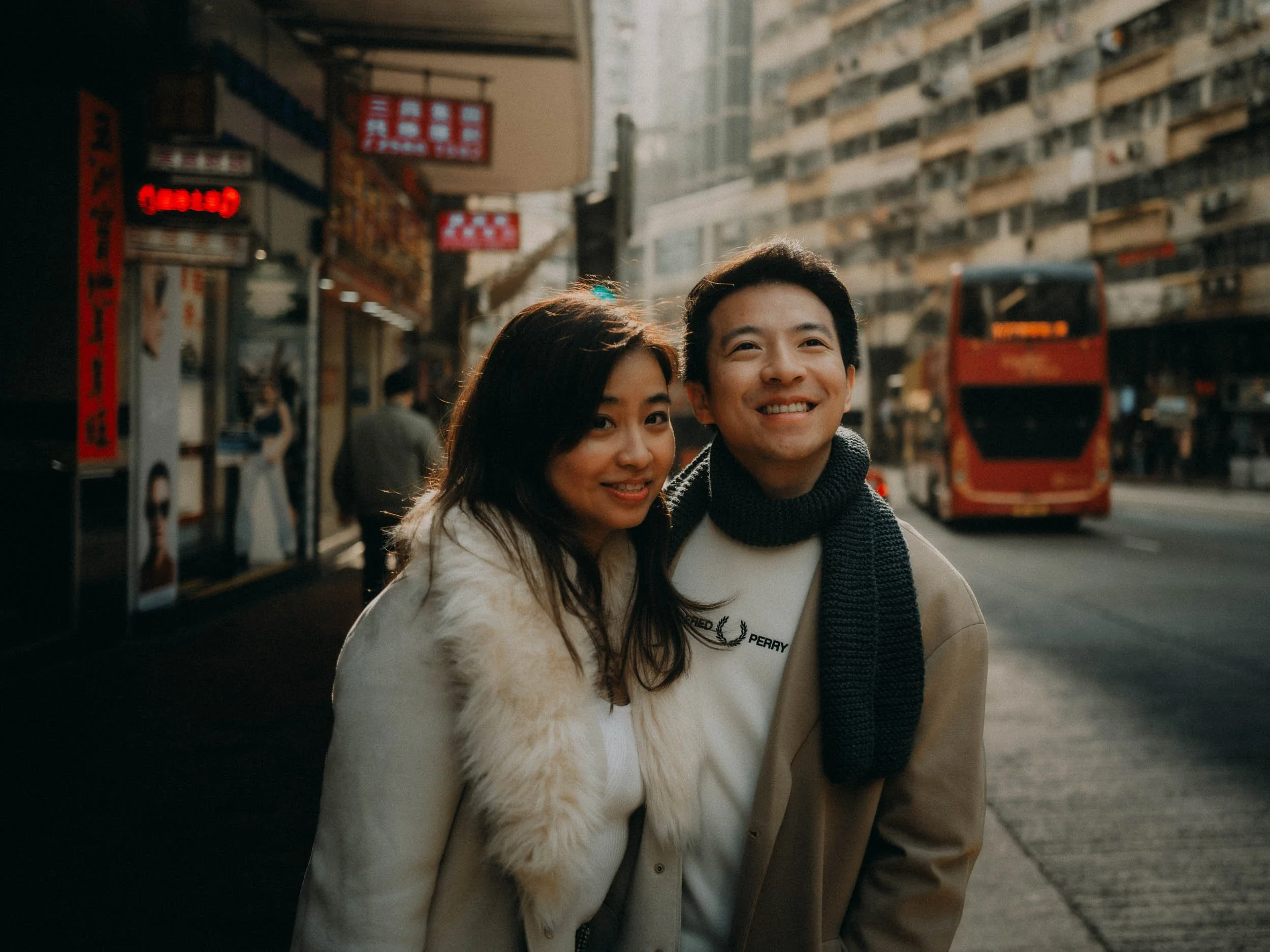 34-hongkong-coupleshoot-kingsroad-street-redbus-leicaq3.jpg