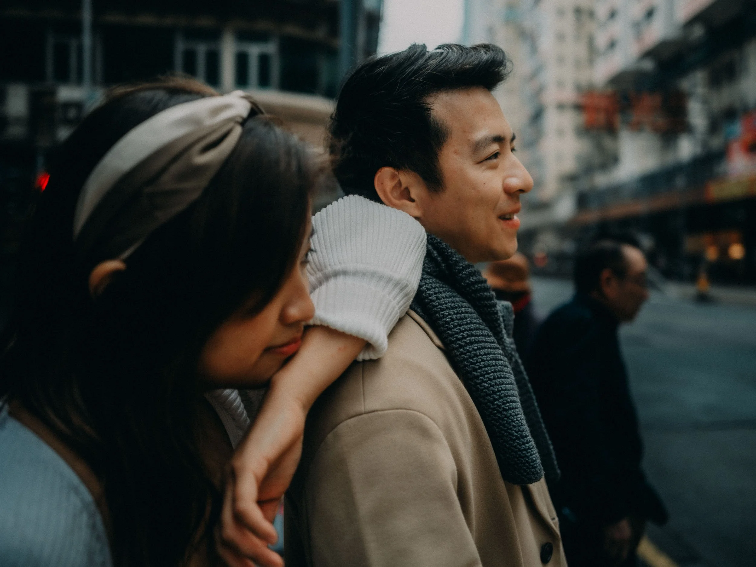 35-hongkong-coupleshoot-street-shoulderrest-leicaq3.jpg