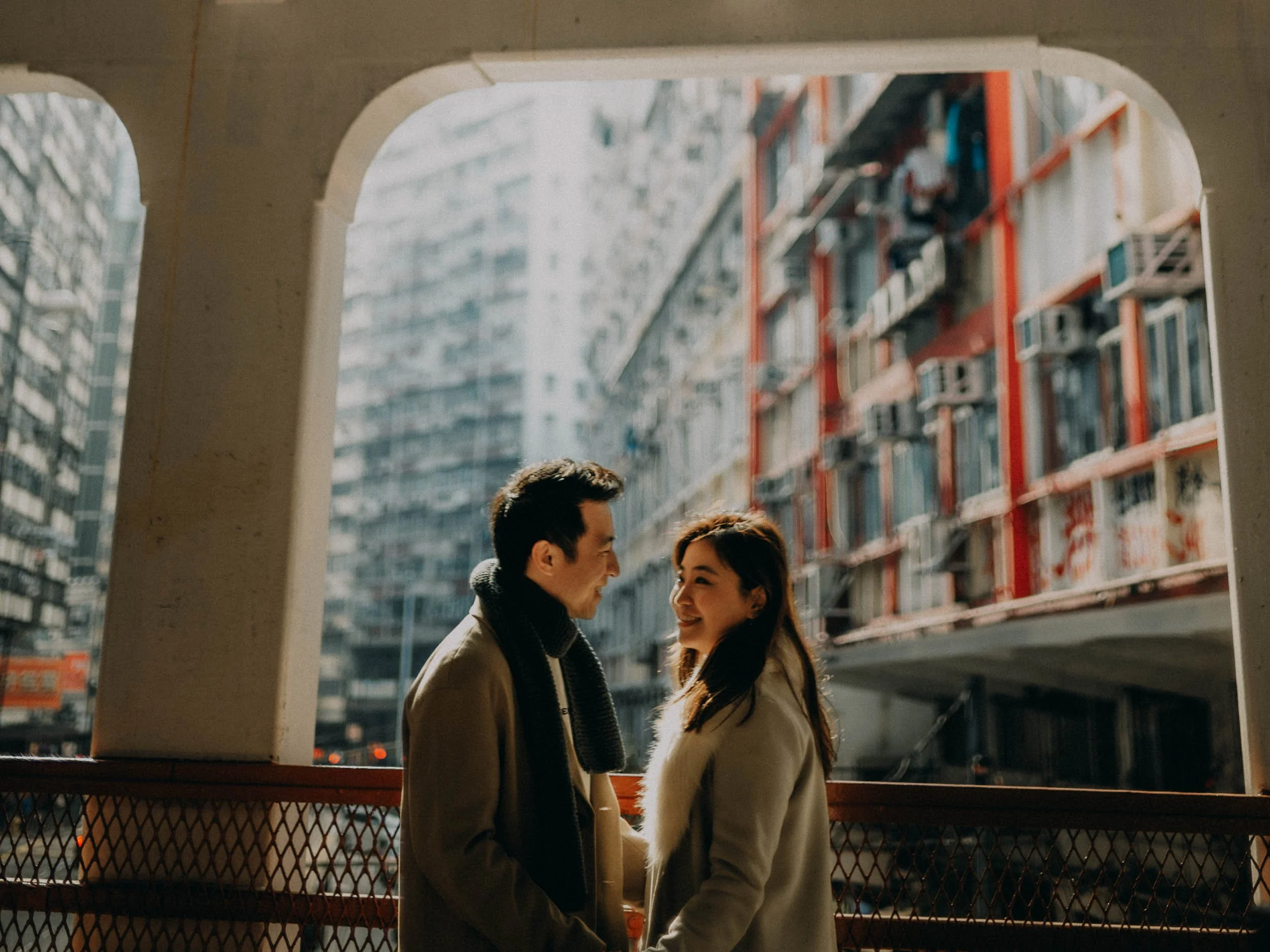36-hongkong-coupleshoot-northpoint-overpass-framedportrait-leicasl2.jpg