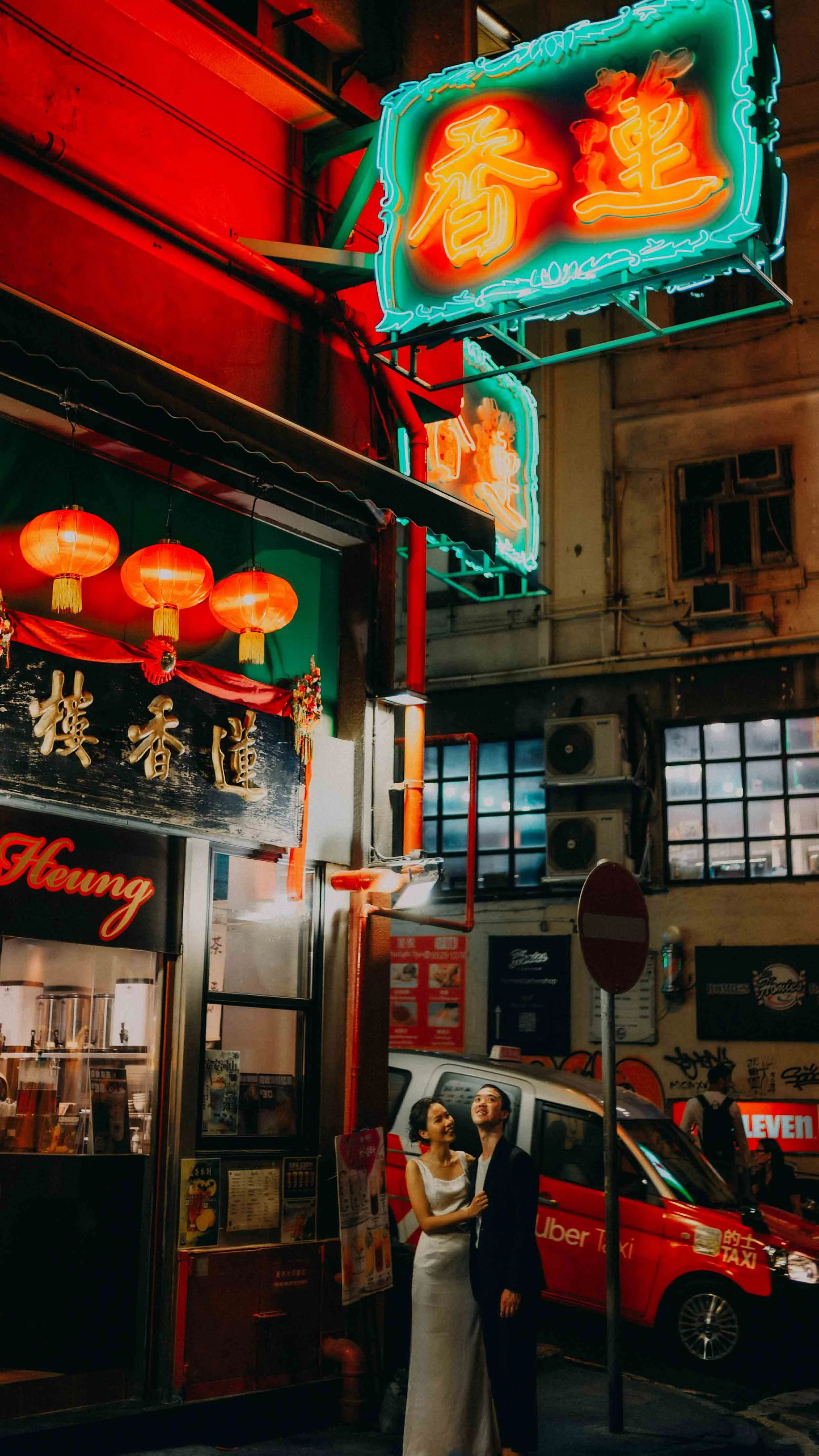 1-hongkong-prewedding-linheungteahouse-street-redtaxi-leicasl2.jpg