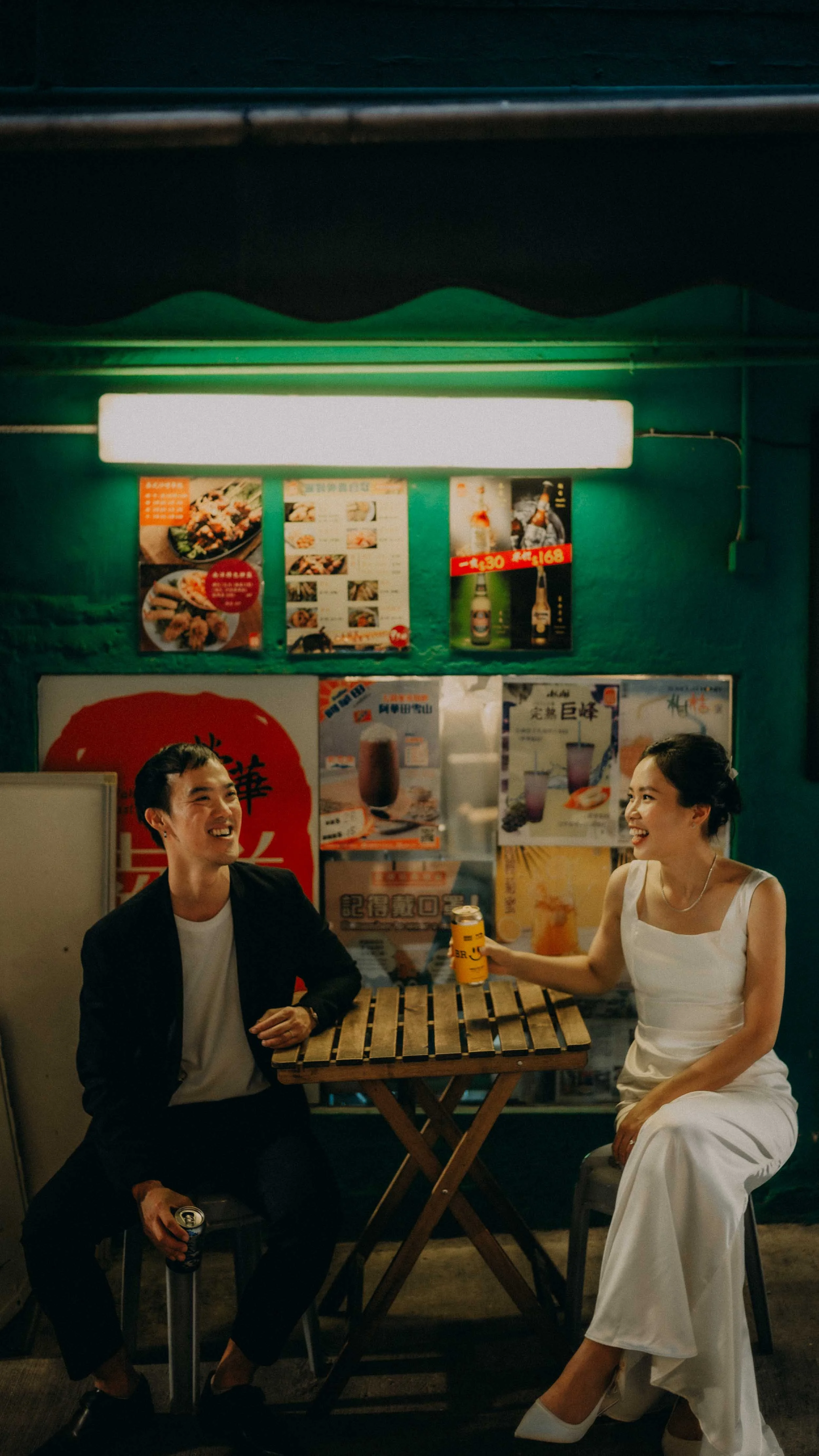 2-hongkong-prewedding-sheungwan-table-laughter-leicasl2.jpg