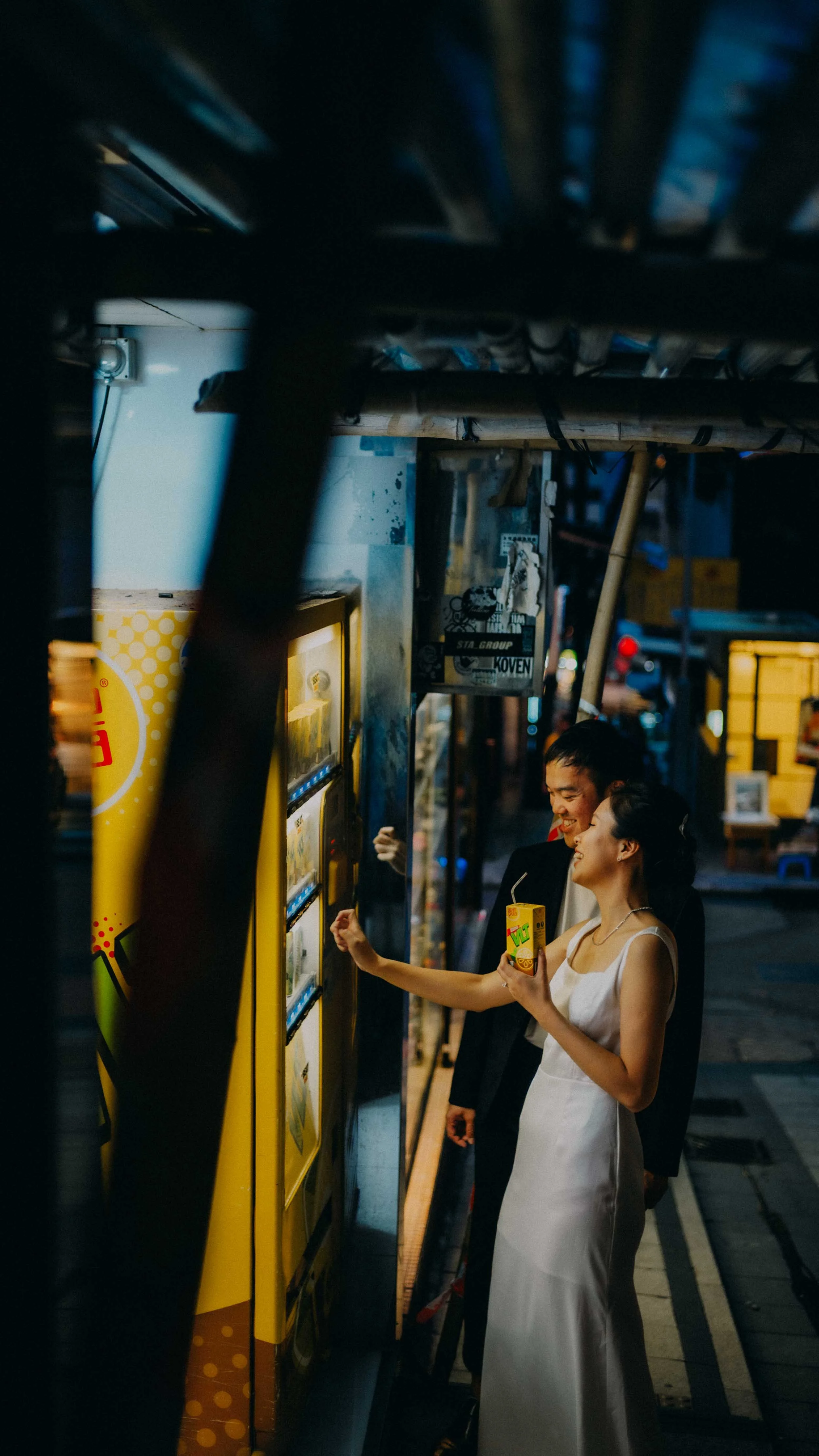 6-hongkong-prewedding-vendingmachine-drinkcarton-leicasl2.jpg