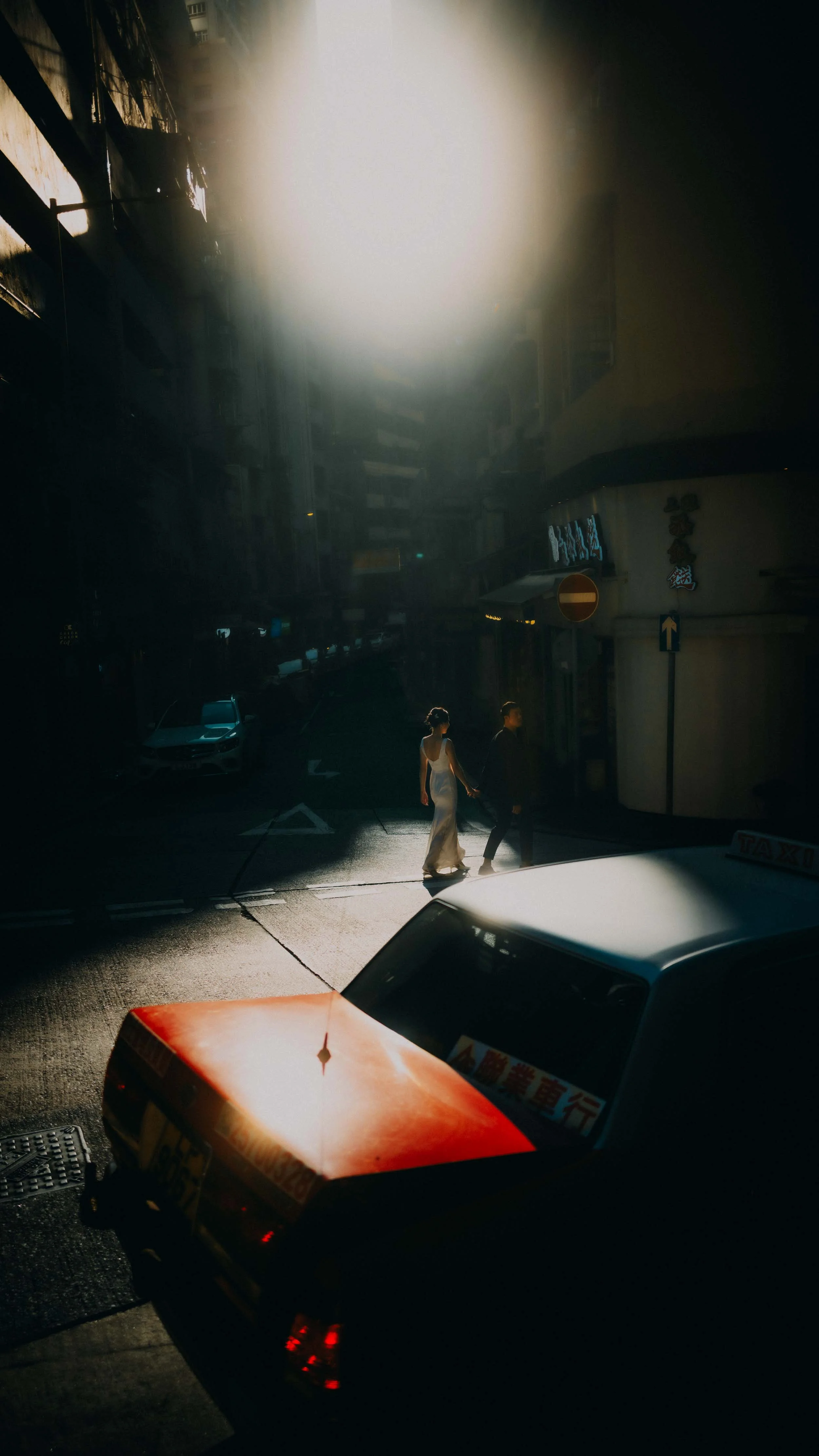 7-hongkong-prewedding-street-taxiforeground-walking-leicaq3.jpg