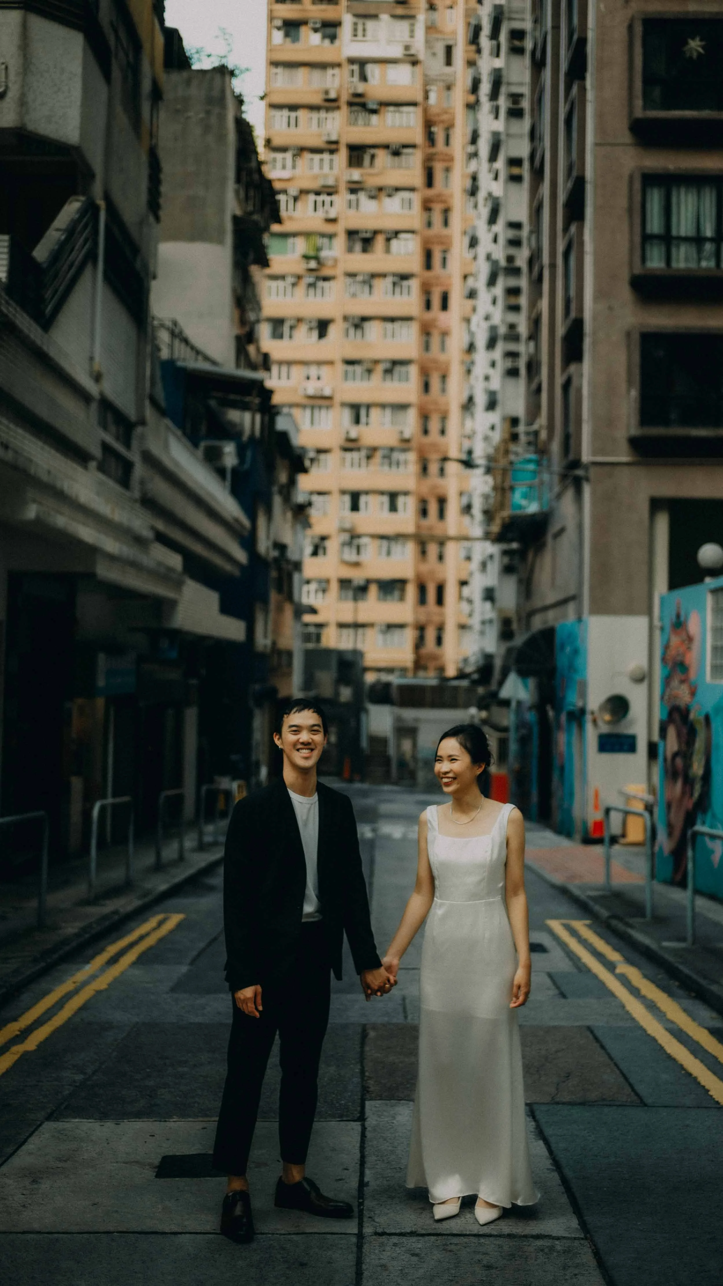 8-hongkong-prewedding-street-handinhand-cityview-leicasl2.jpg